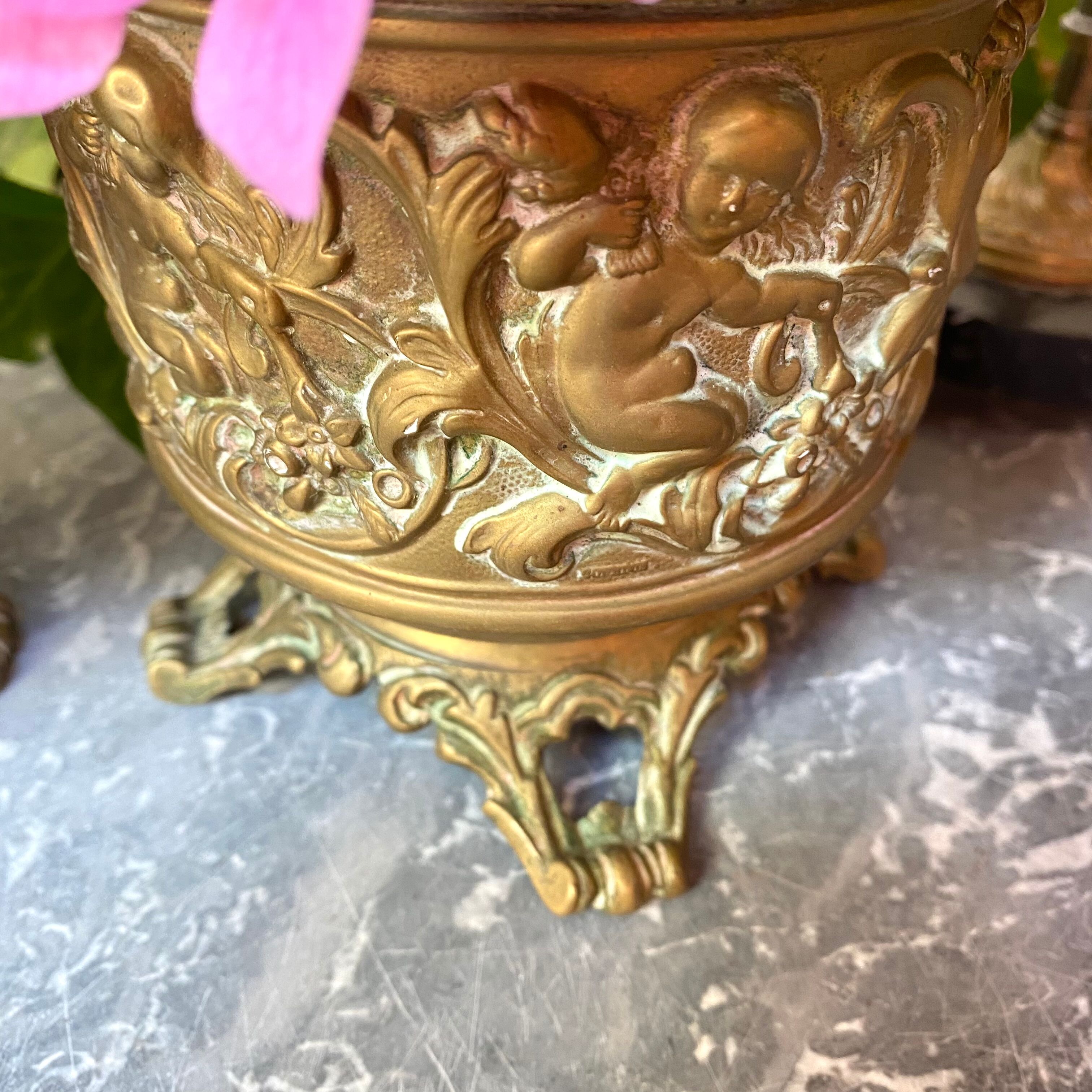 Pair of caches pots in brass repelled nineteenth century