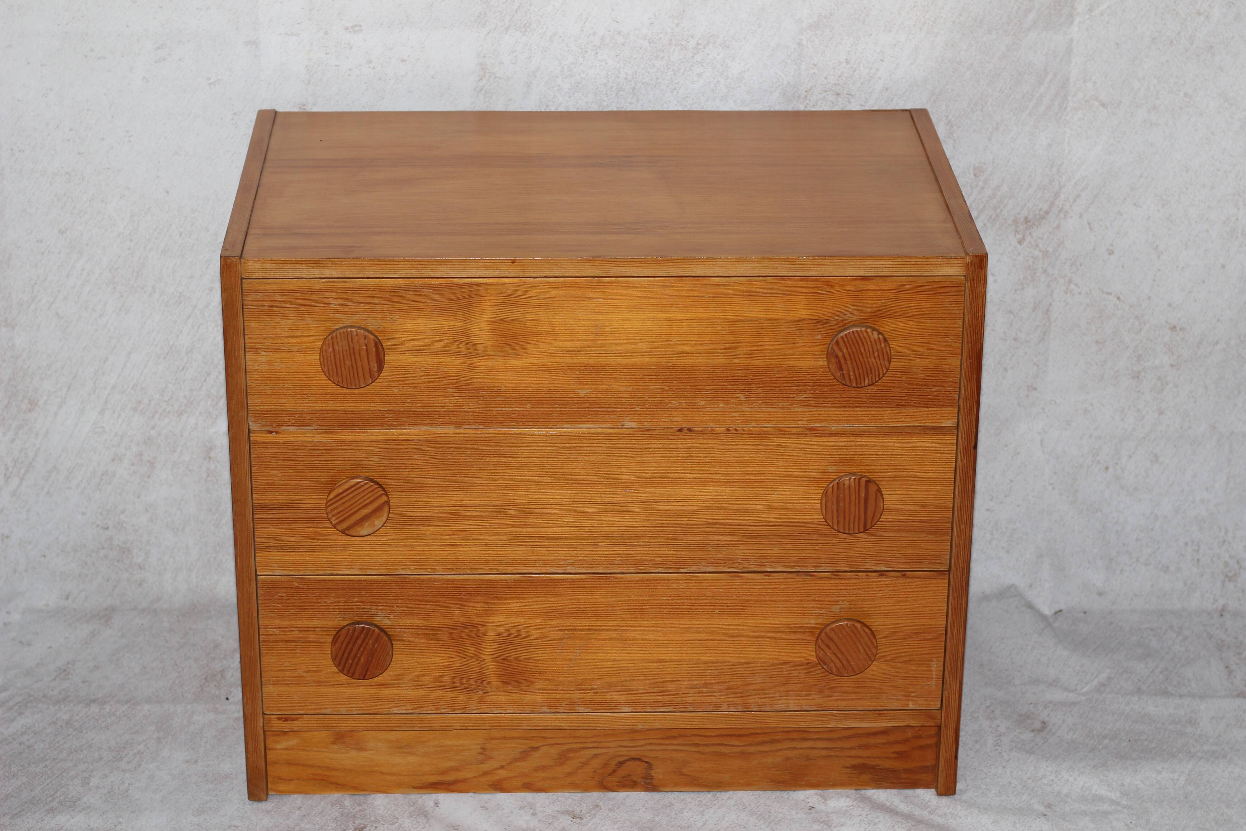 Petite commode en pin scandinave vintage