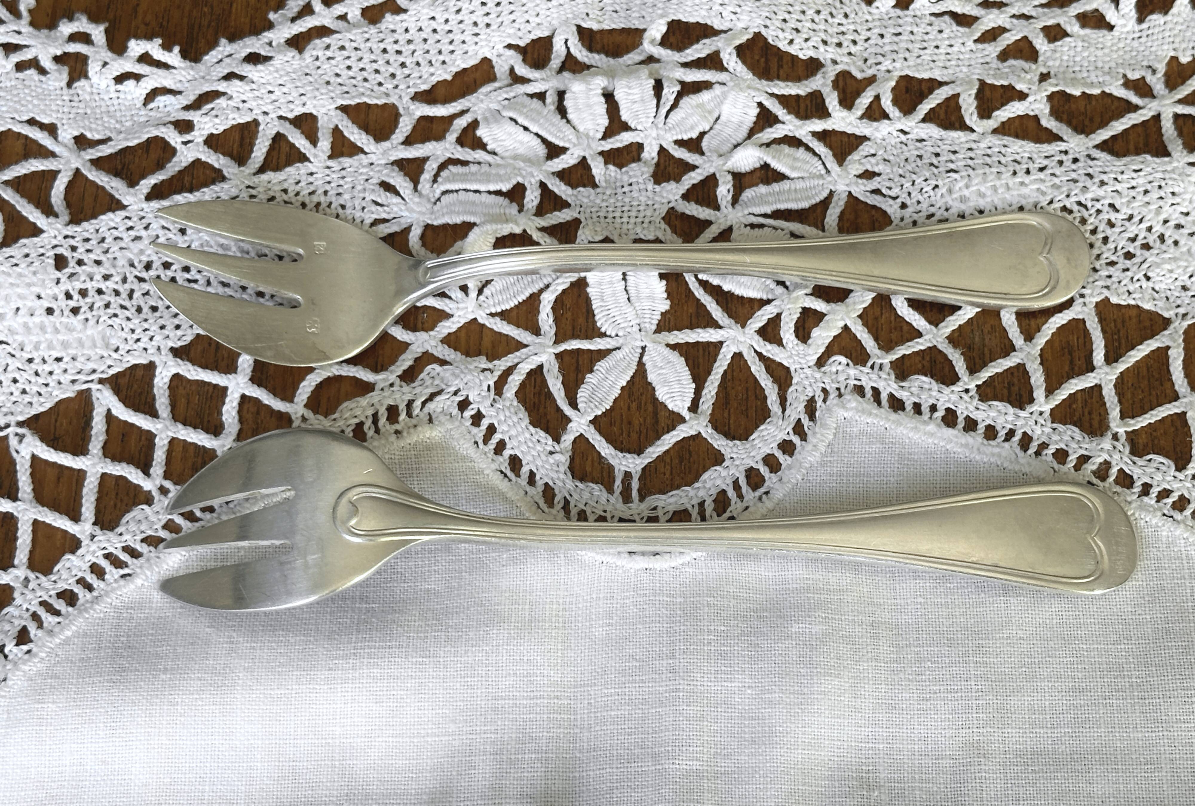 12 silver-plated oyster forks model Filet / Chinon