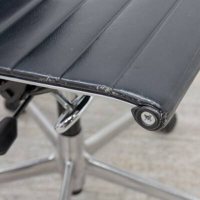 Vitra Aluminum Chair EA 118