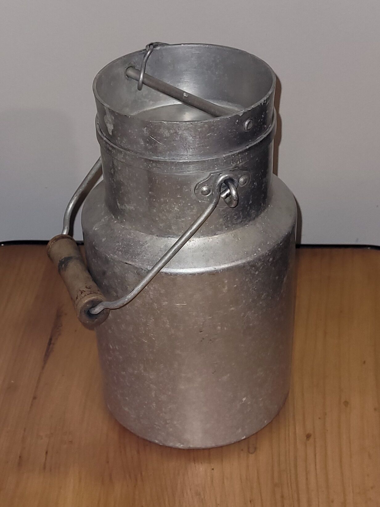 Pot à lait en aluminium