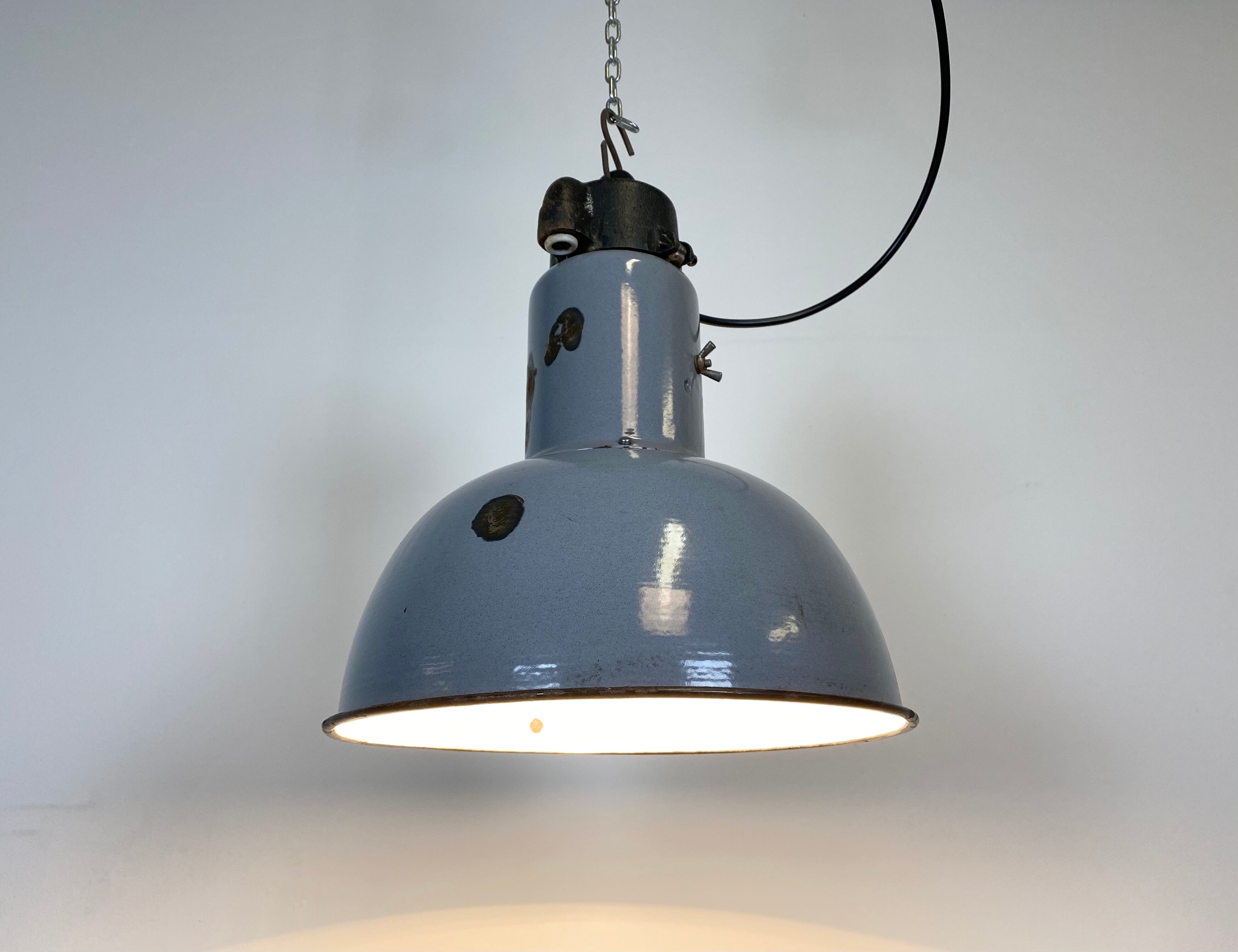 Industrial grey enamel hanging bauhaus lamp, 1930s