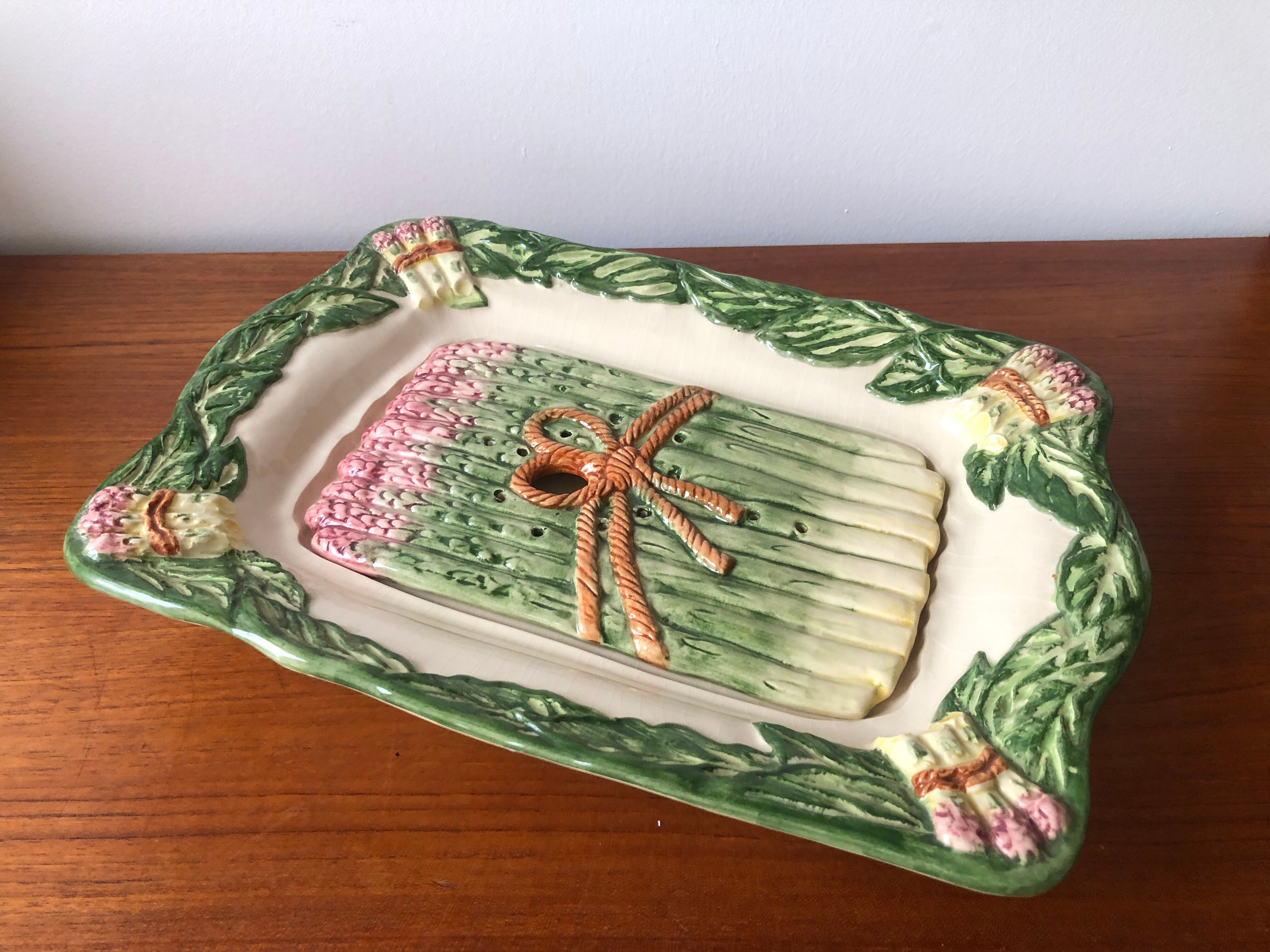 Asparagus dish with integrated drainer