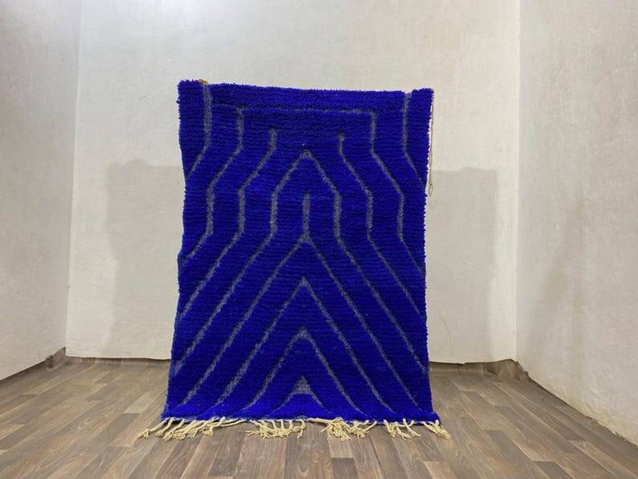 Handmade pure wool rug, traditional craftsmanship, size 250/350 cm.