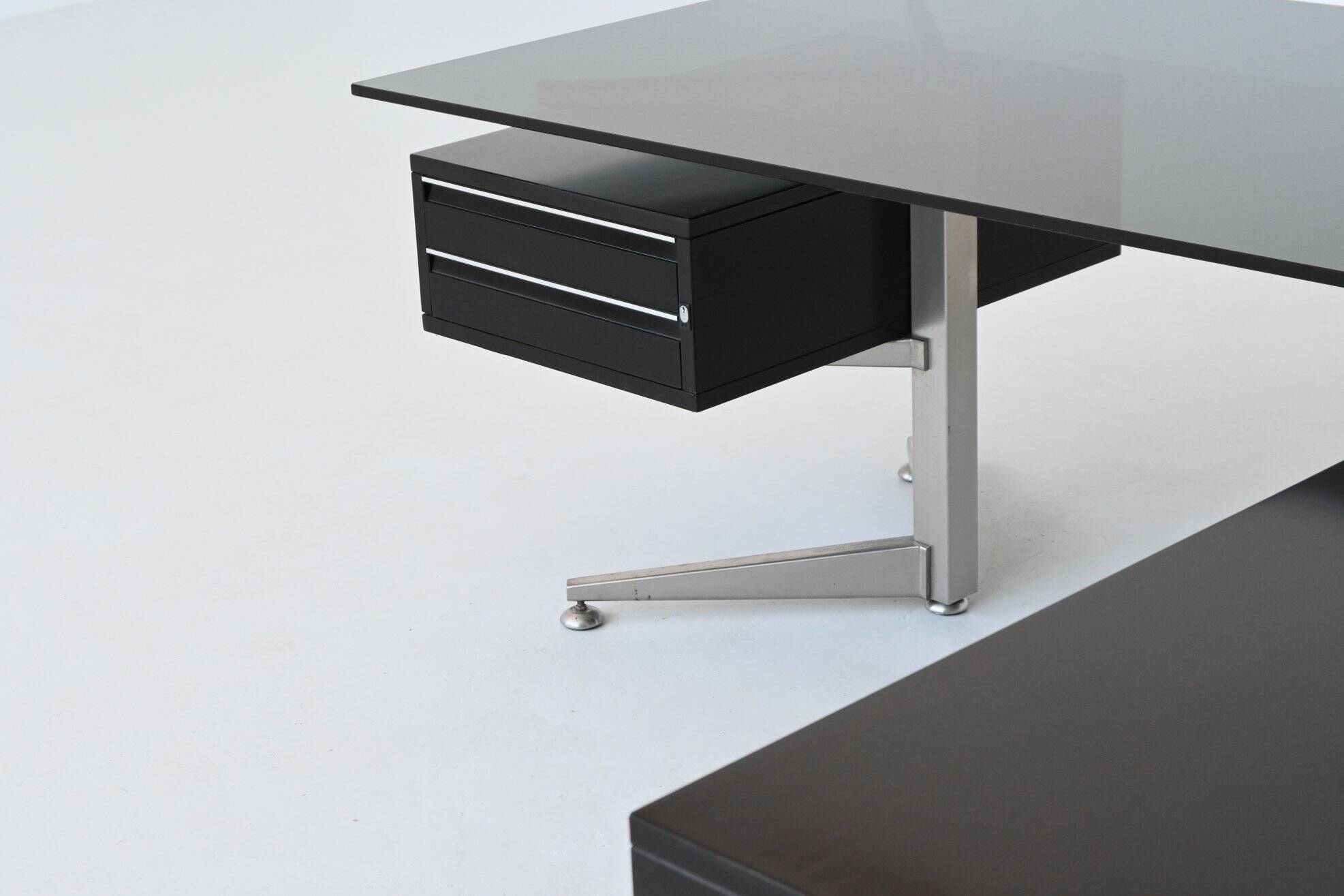 Bureau d'angle exécutif Abbondinterni en acajou et verre, Italie, 1970
