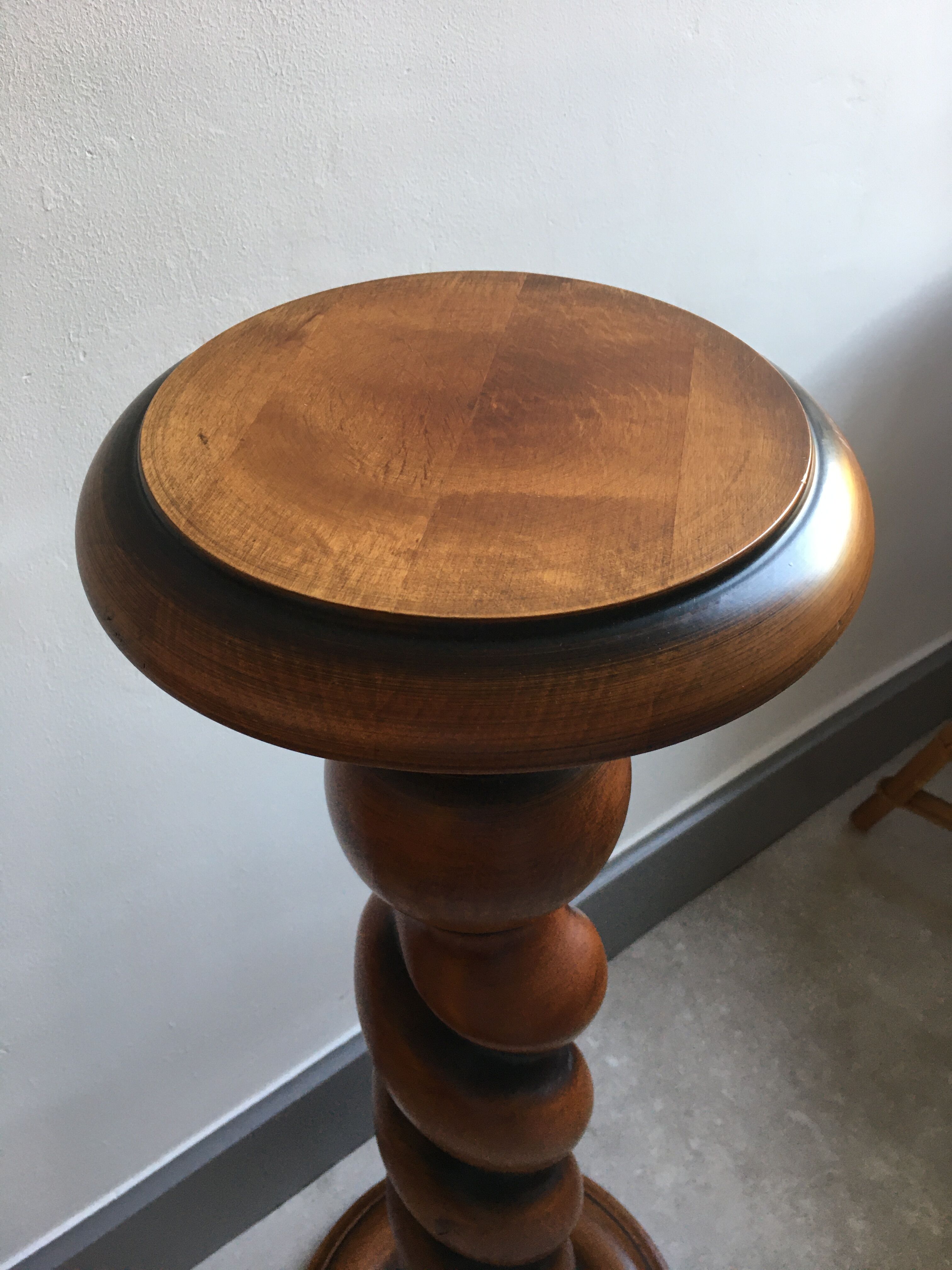 Style press screw side table