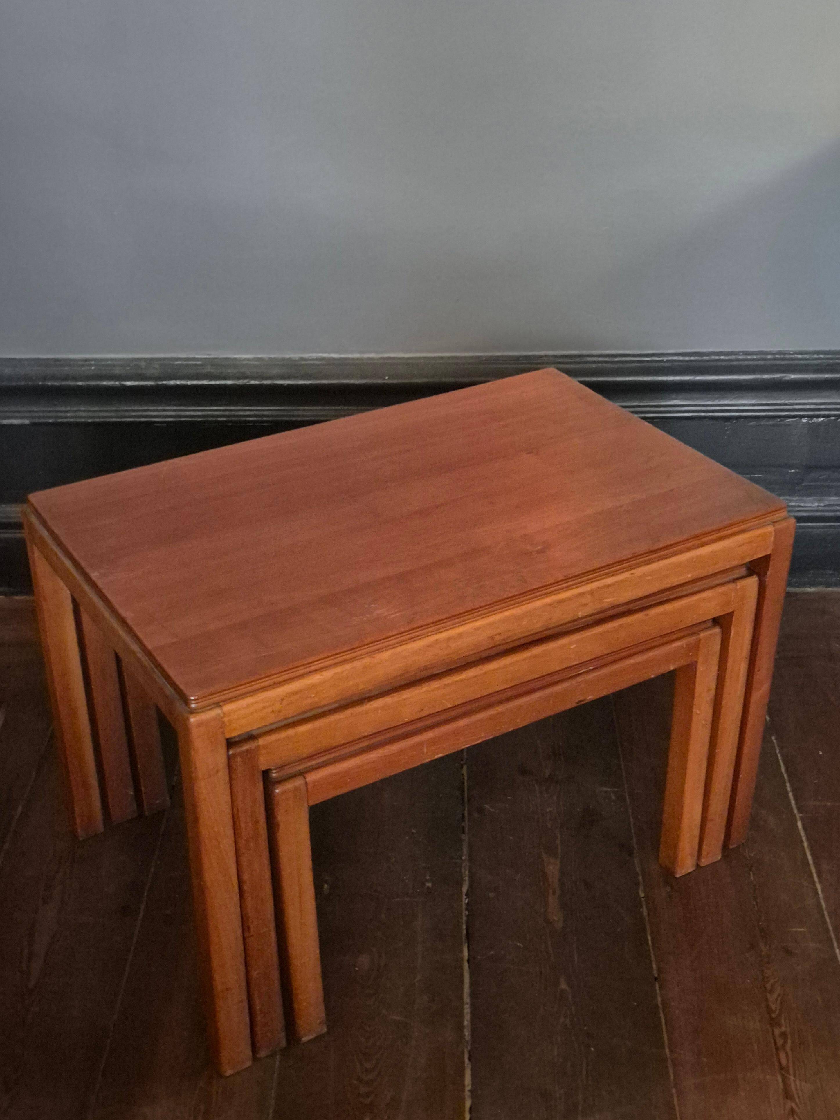 Classic nesting table (3) by Russell Gordon / Russel & Broadway, Midcentury Modern style