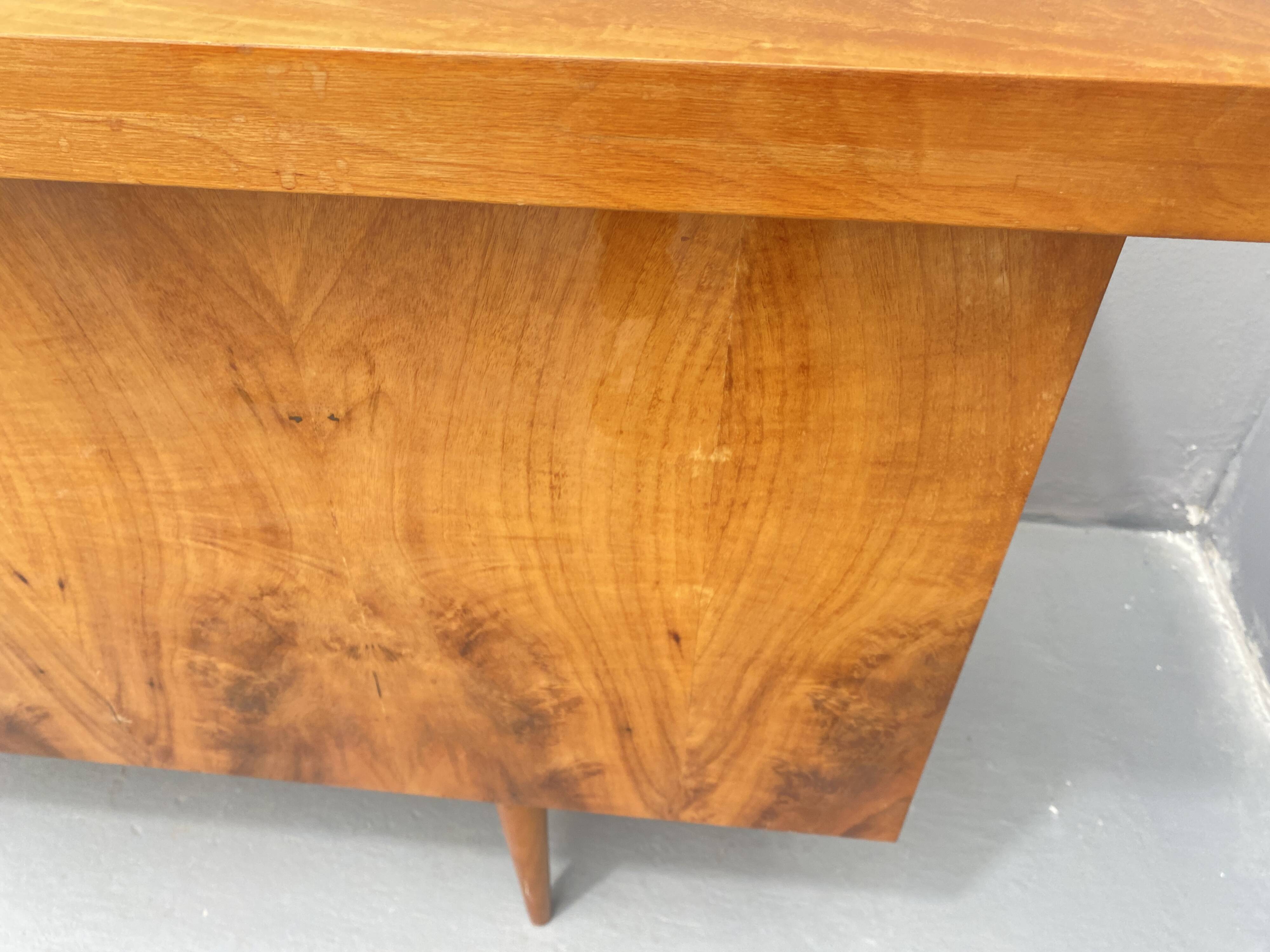 Bureau en noyer du milieu du siècle, années 1970, Tchécoslovaquie