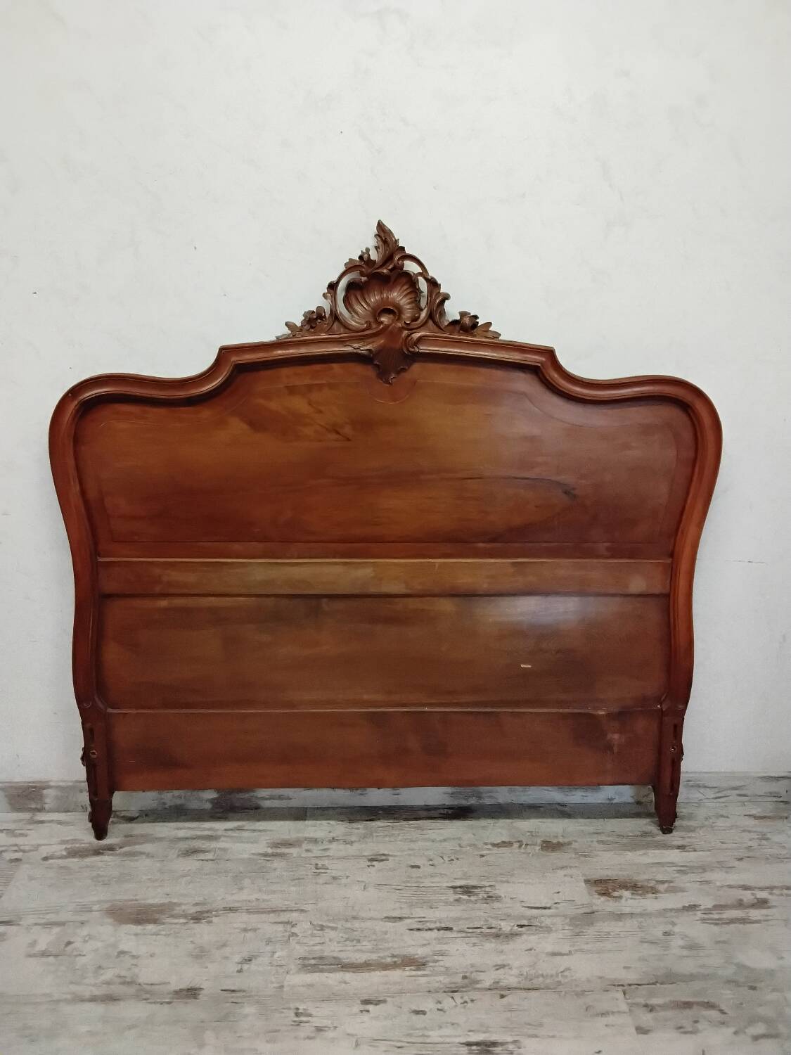 Headboard made of carved wood