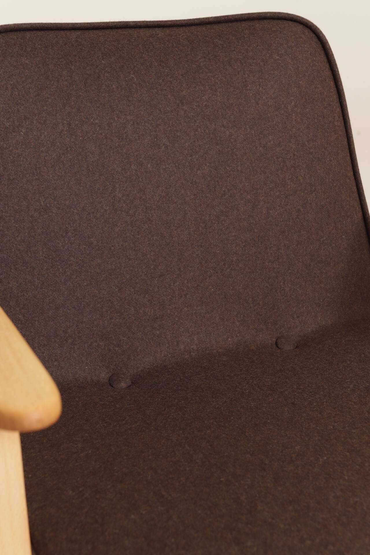 Fauteuil rétro en tissu en laine cacao, bois de hêtre naturel