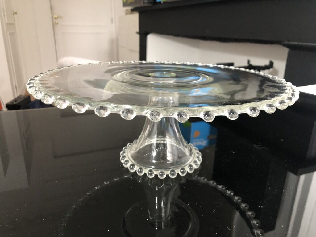 Flat cake display on foot and flat