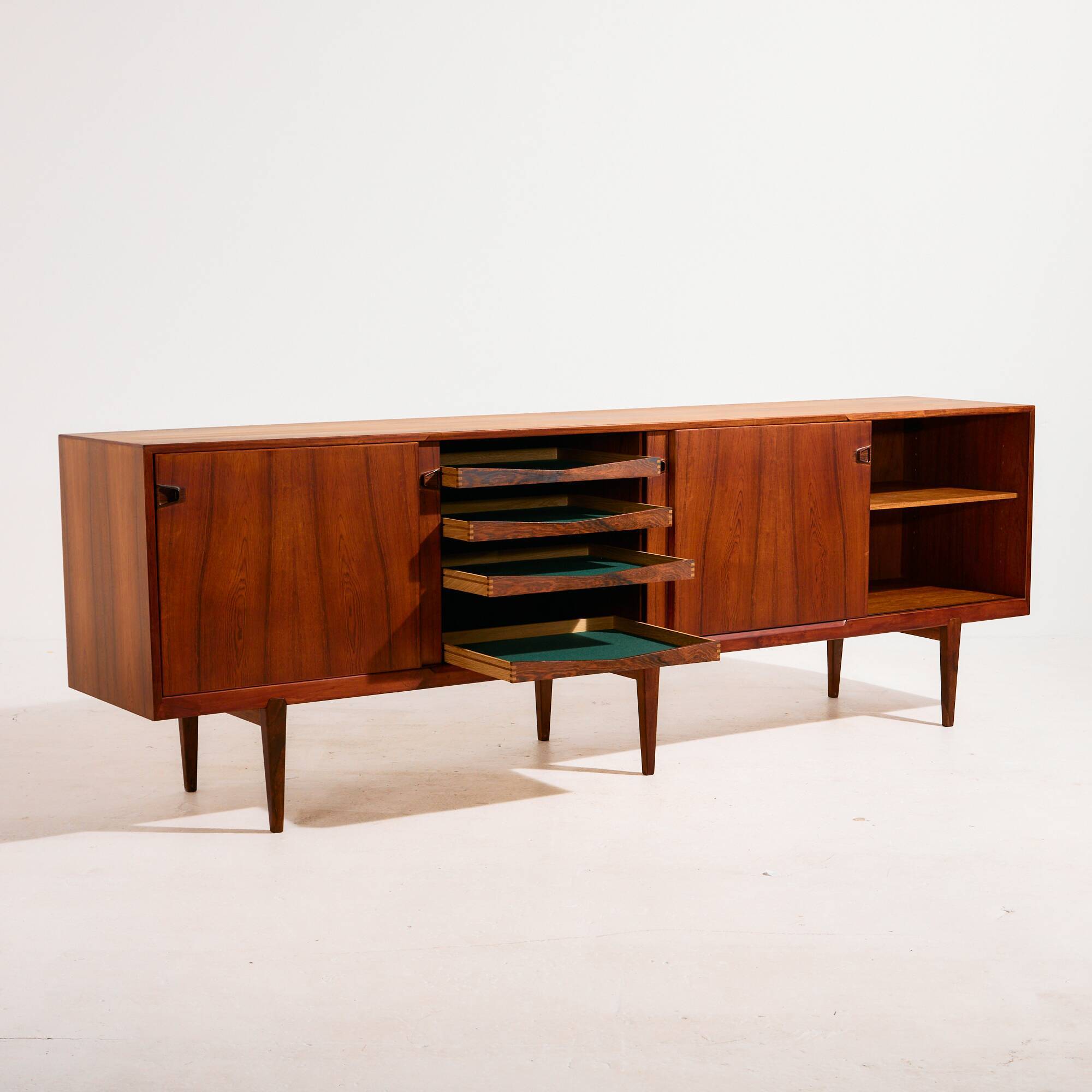 MK10673 Restored rosewood sideboard by Henry Rosengren Hansen for Brande Mø