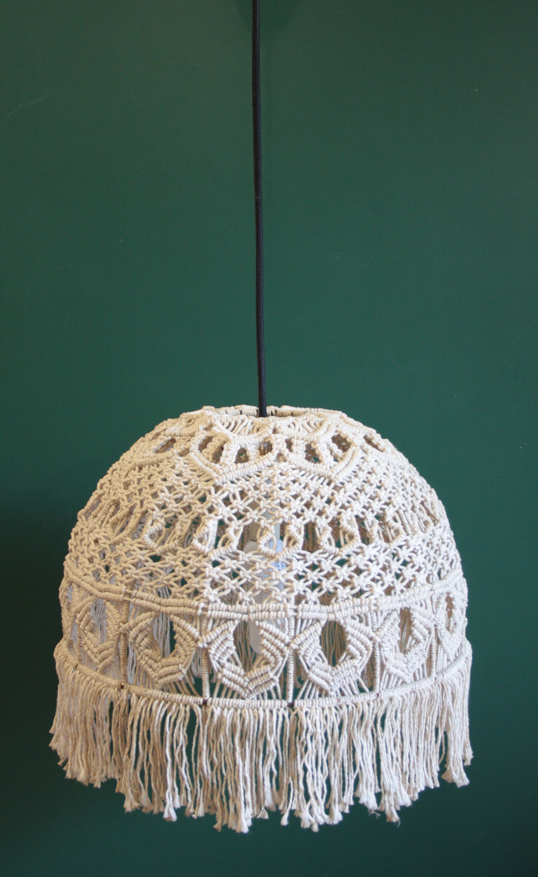 Vintage macrame suspension