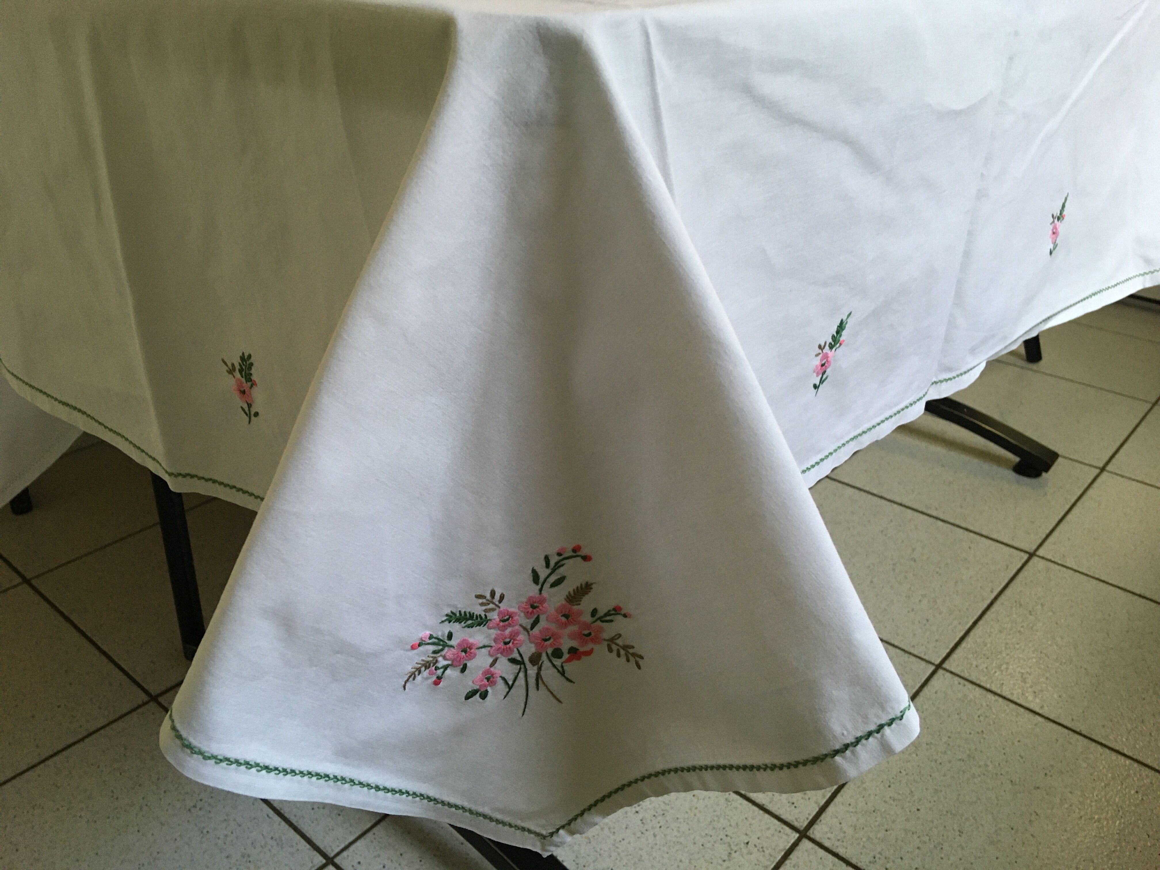 Nappe 145 x 245 brodée fleurs et 12 serviettes