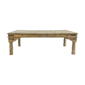 Table basse en bois clouté