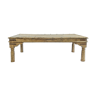 Table basse en bois clouté