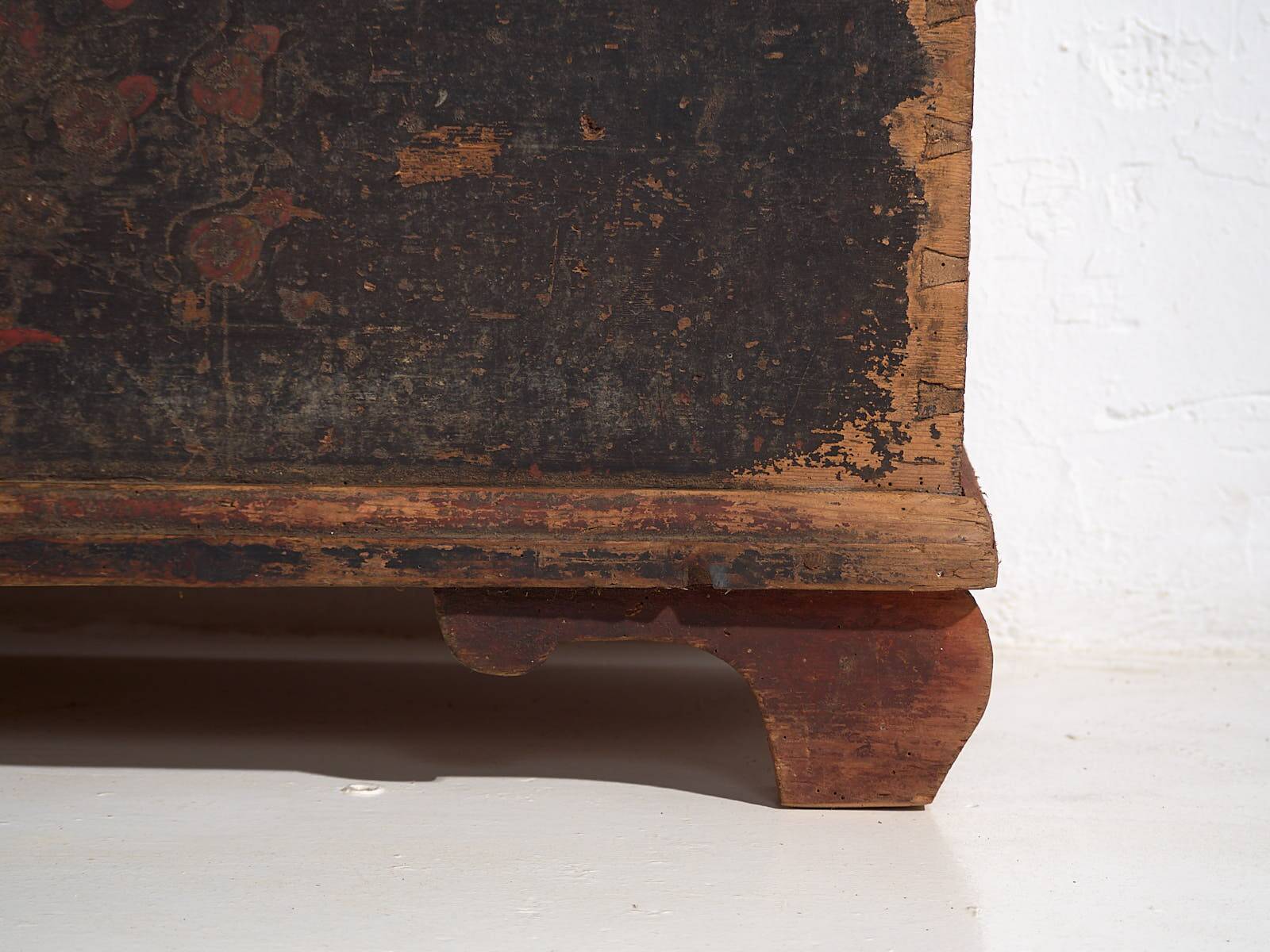 Antique long trunk painted with floral motifs (Year 1876) #1
