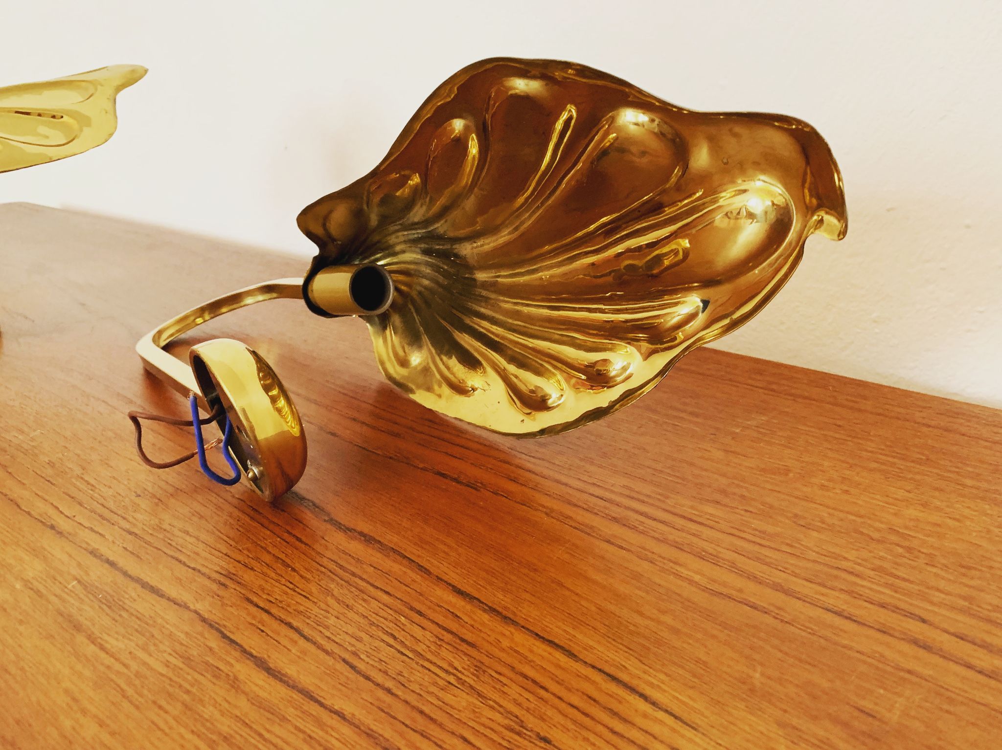 Set of 2 italian Mid Century Modern brass leaf shaped wall lamps by Tommaso Barbi