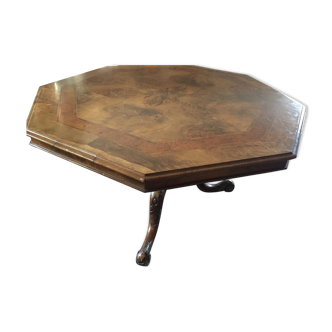 Octagonal table of the XIXth Walnut veneer