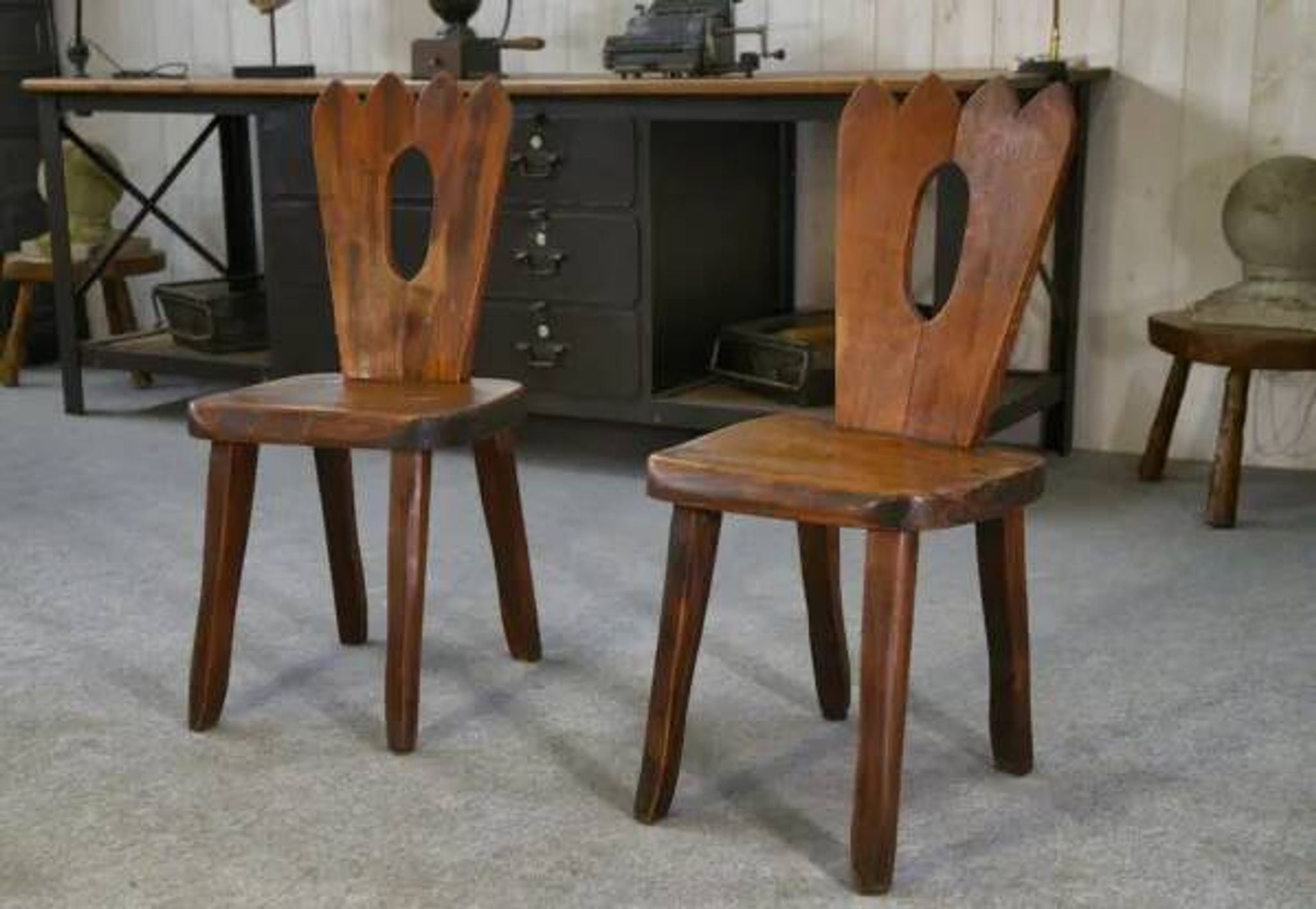 Paire de chaises brutalistes en orme massif par Aranjou 1960’s