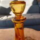 Carafe jaune avec anse et bec verseur