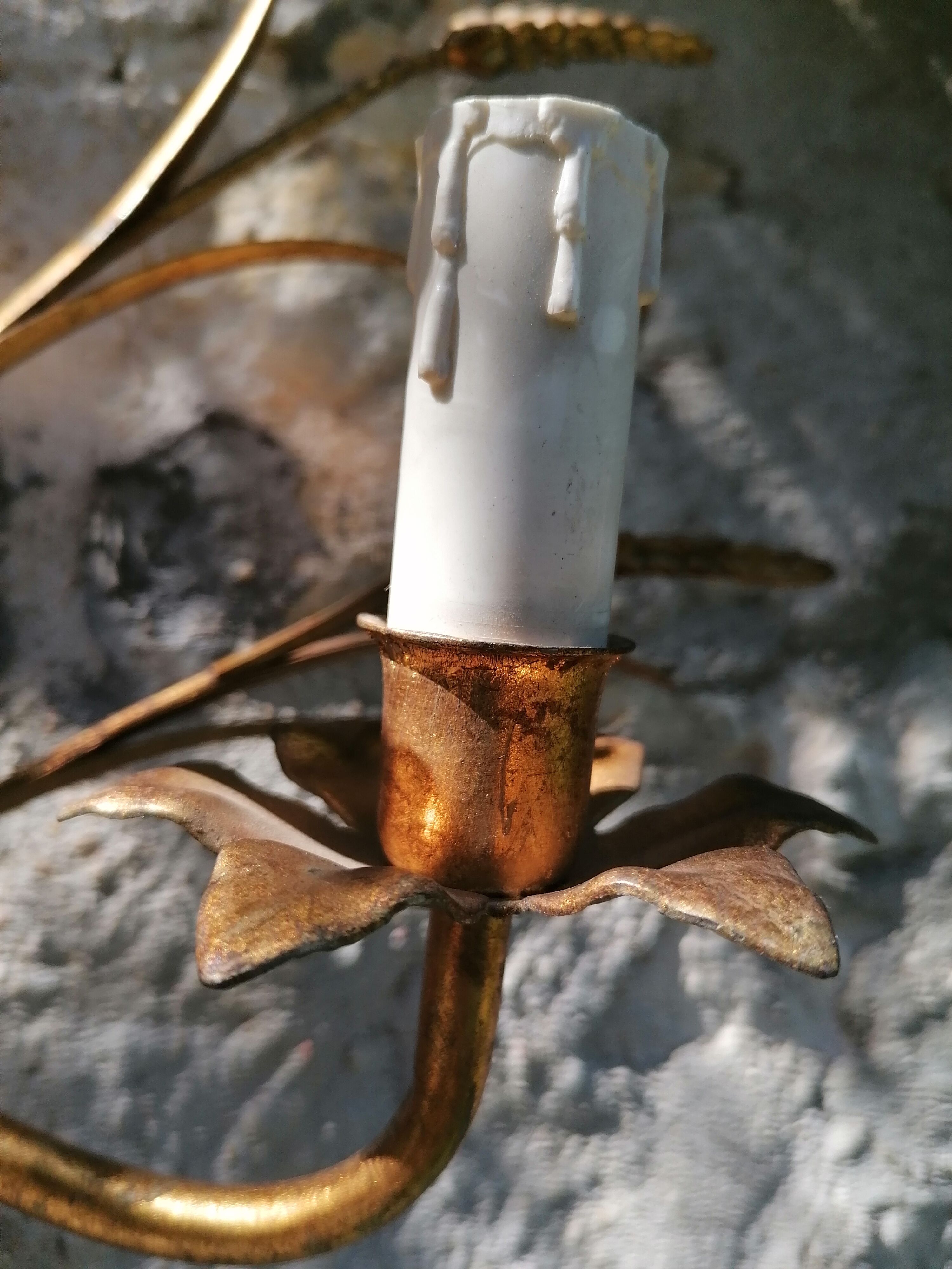 Applies in ears of ble