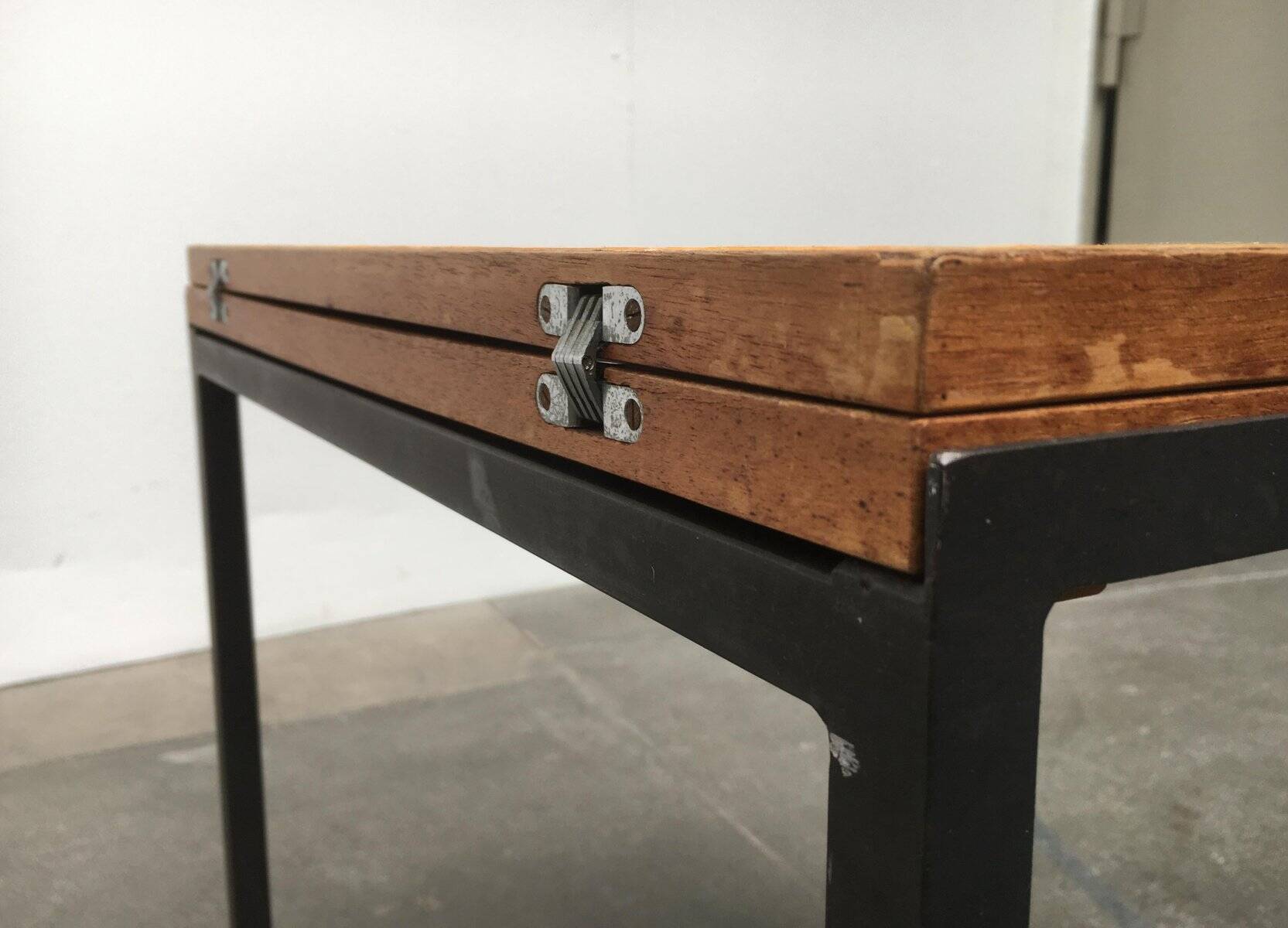 Mid-century minimalist convertible side table model T-Angle by Florence Knoll for Knoll International, 1950s.