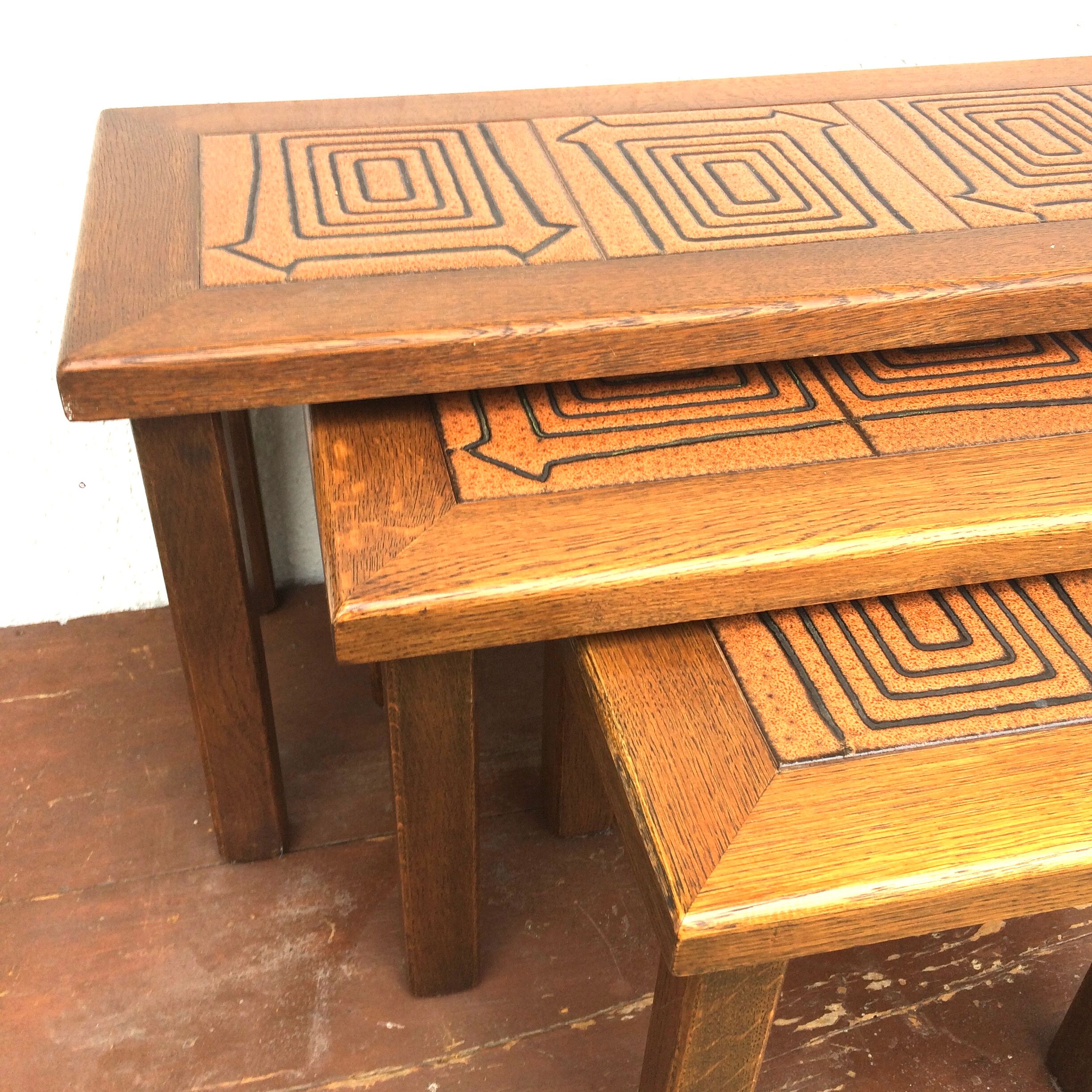 Pull-out tables in oak and ceramic