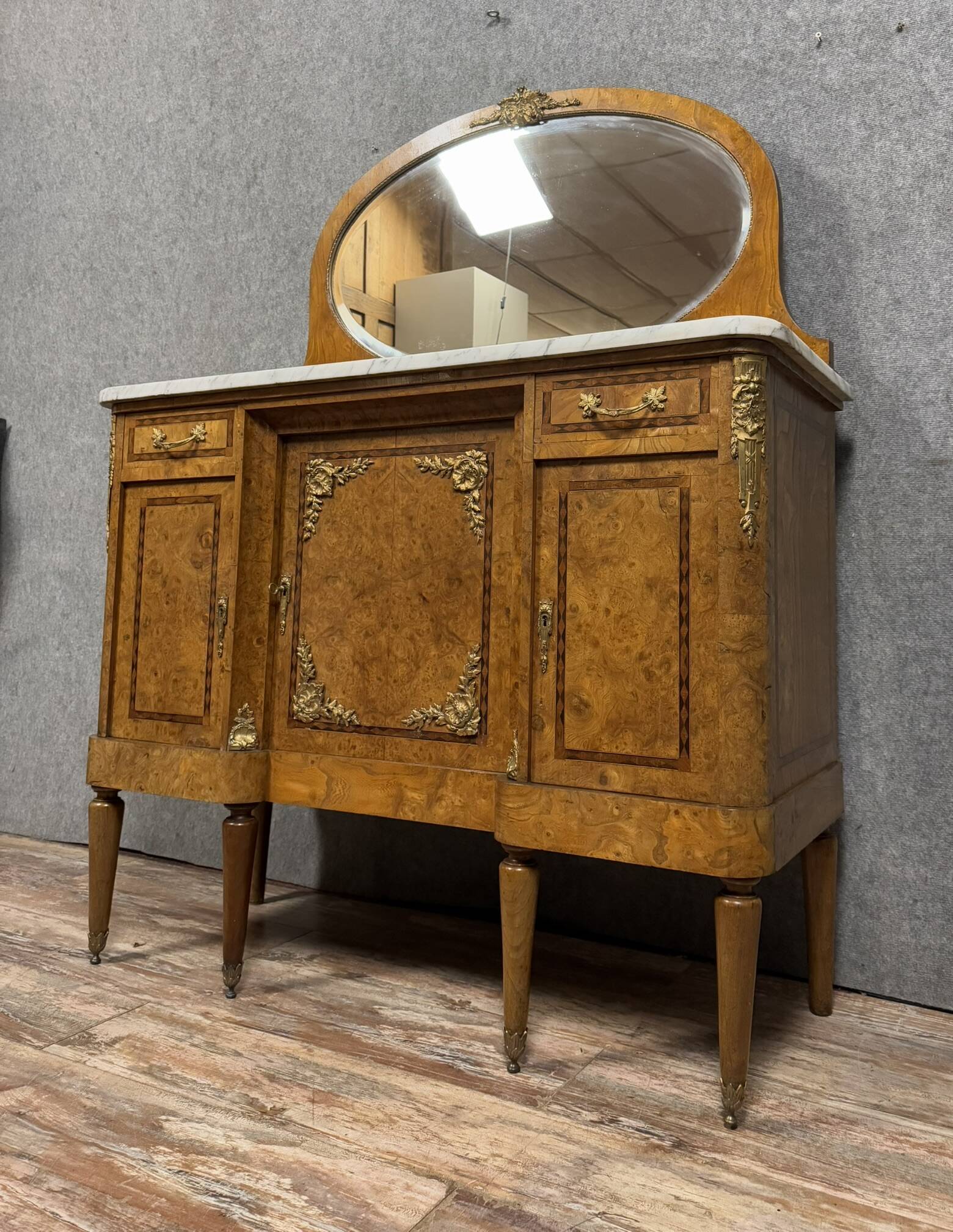 Buffet style Louis XVI en marqueterie vers 1880
