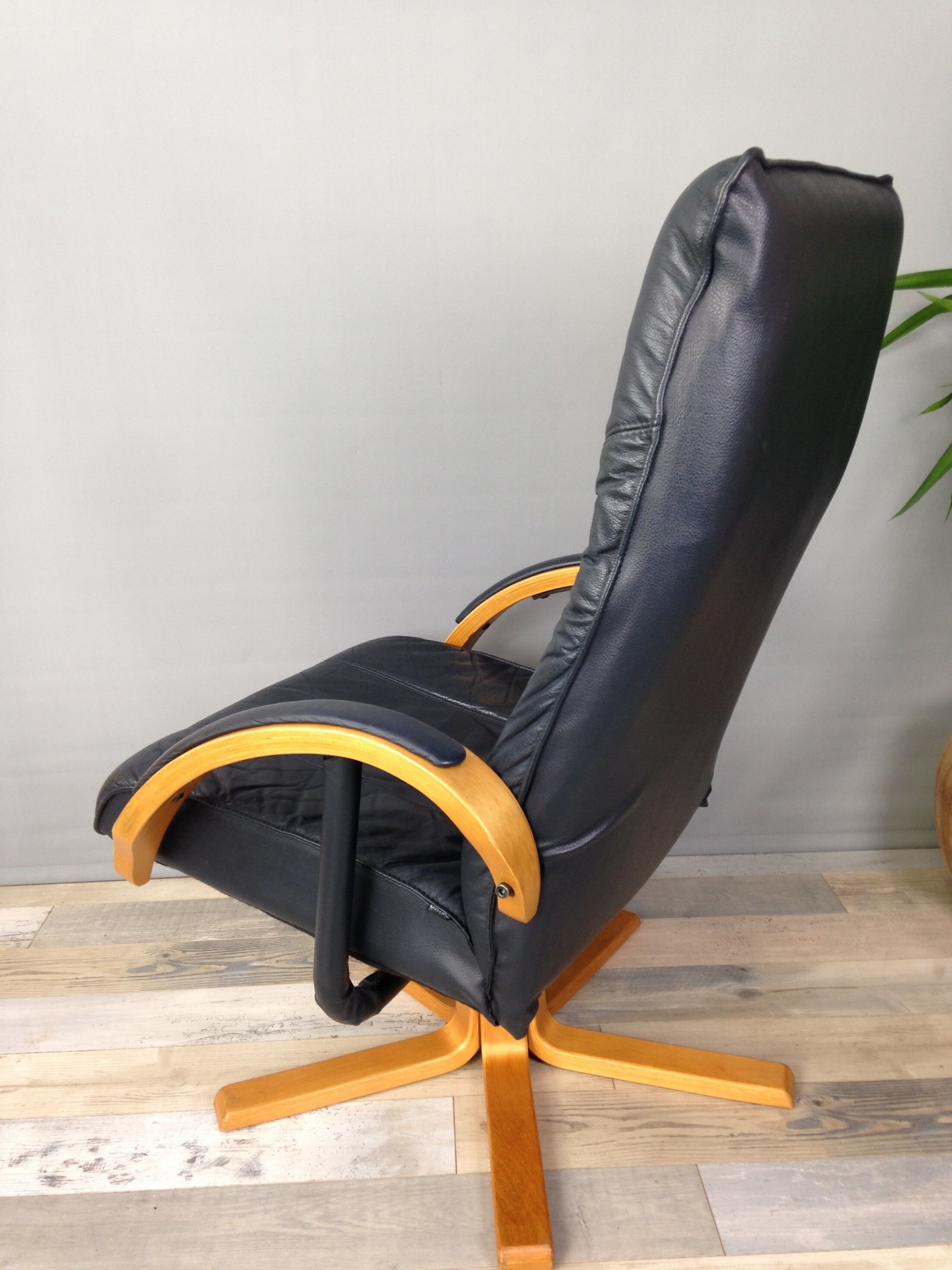 Danish design swivel and reclining relaxed chair by Jorgen Kastholm for Unico
