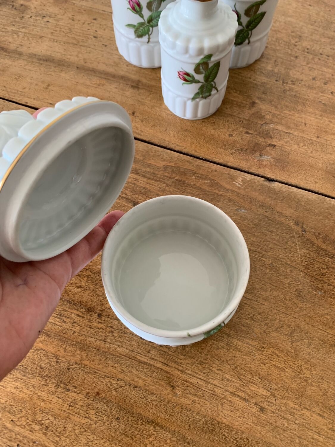 Porcelain set for bathroom