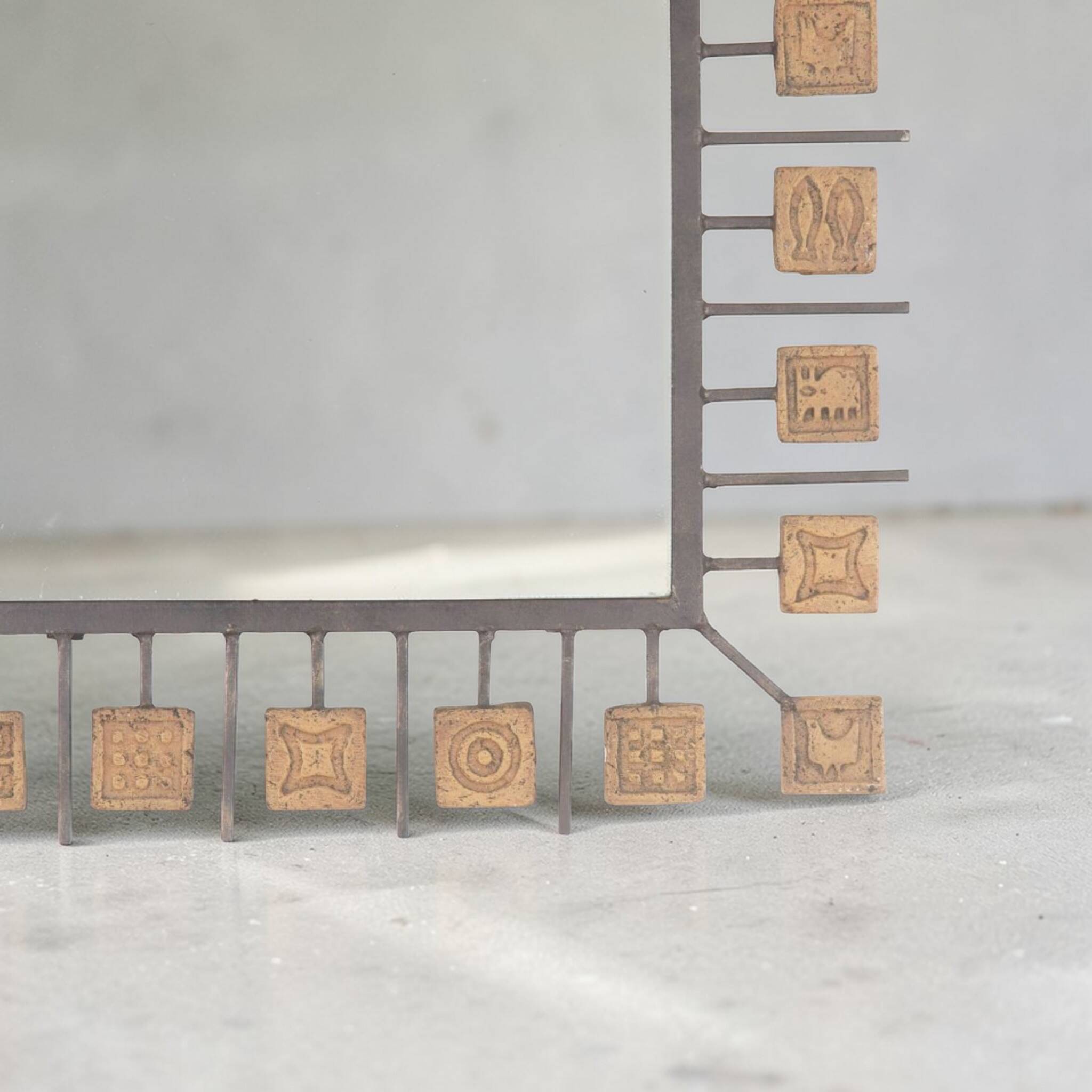 Specchio rettangolare brutalista in ferro battuto e formelle in terracotta