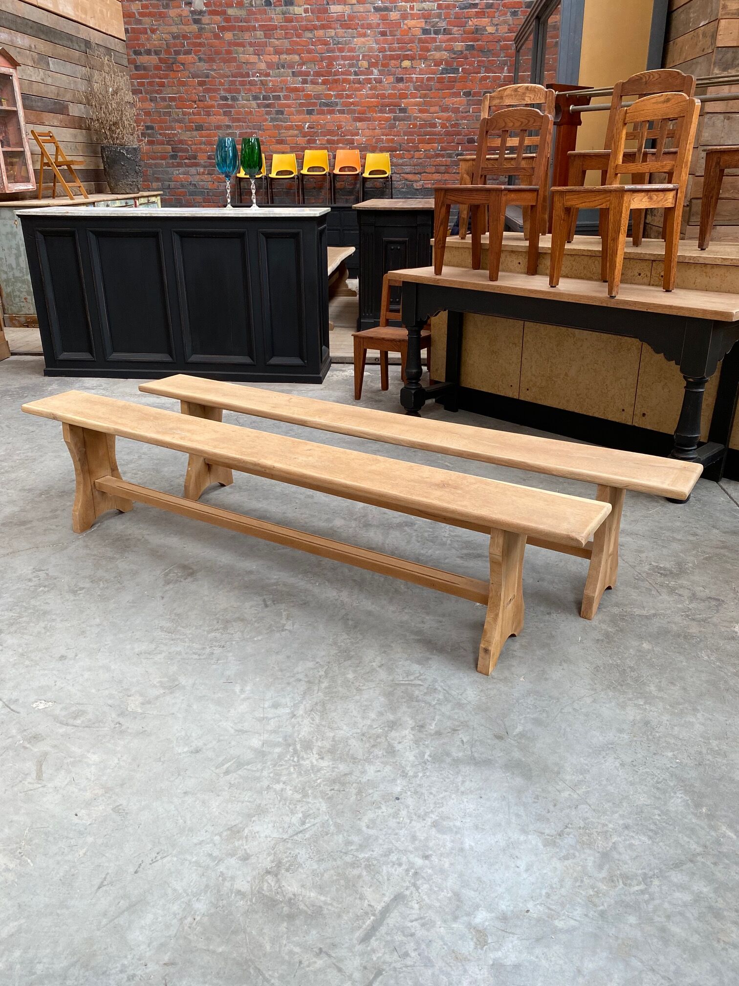 Oak farmhouse table and its 2 benches