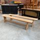 Table de ferme en chêne et ses 2 bancs