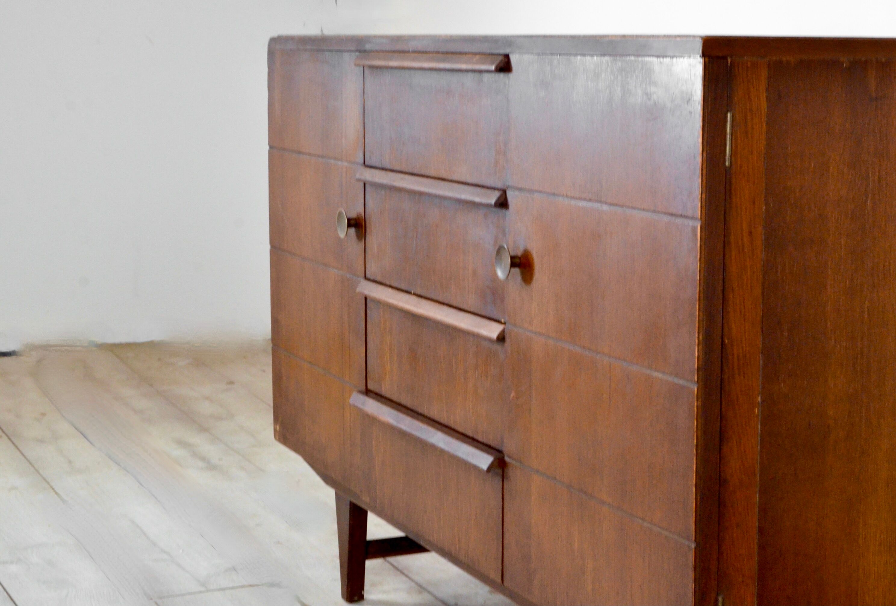 Buffet Art Déco en noyer foncé et laiton