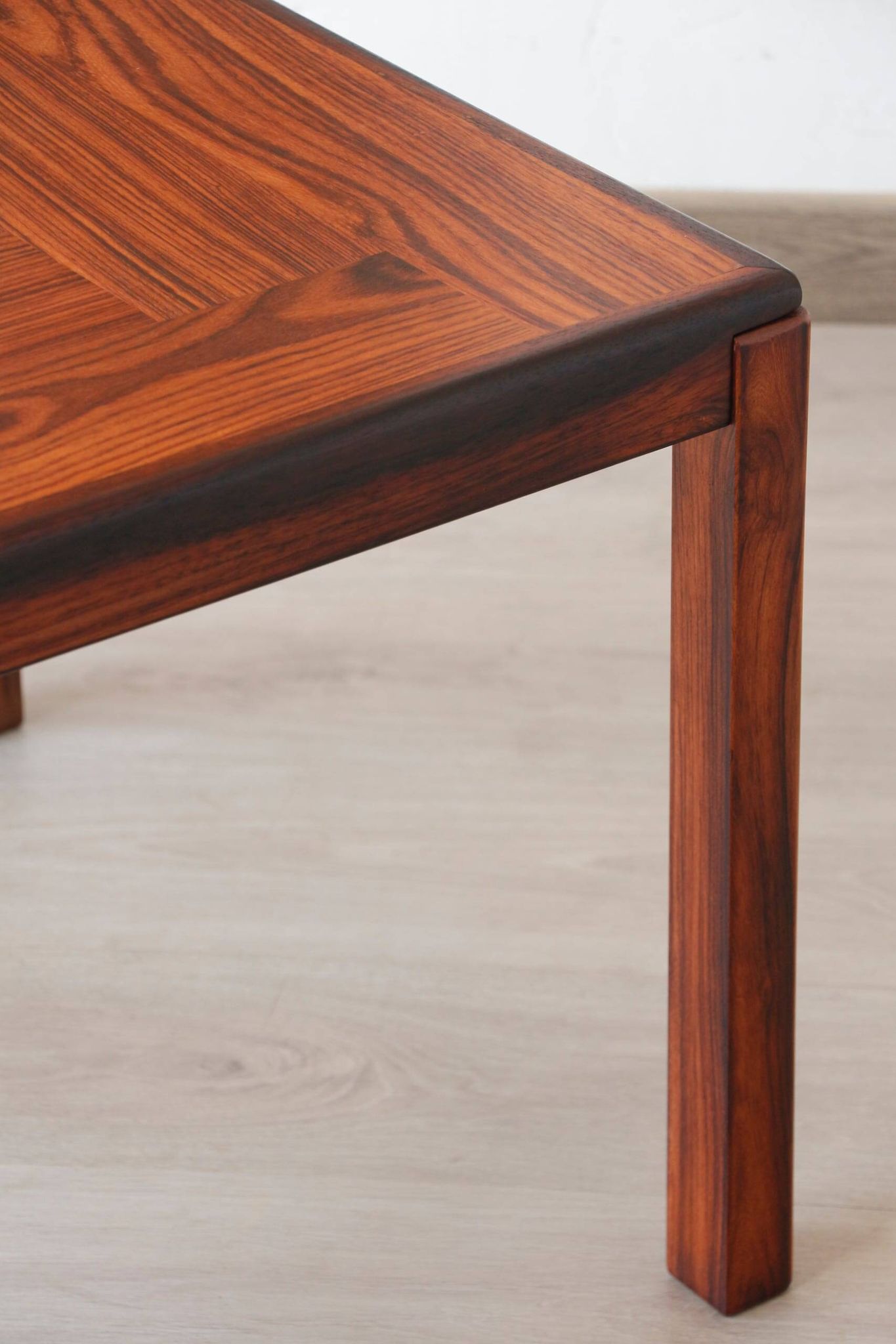 Table d’appoint carrée en palissandre – Henning Kjaernulf pour Vejle Stole