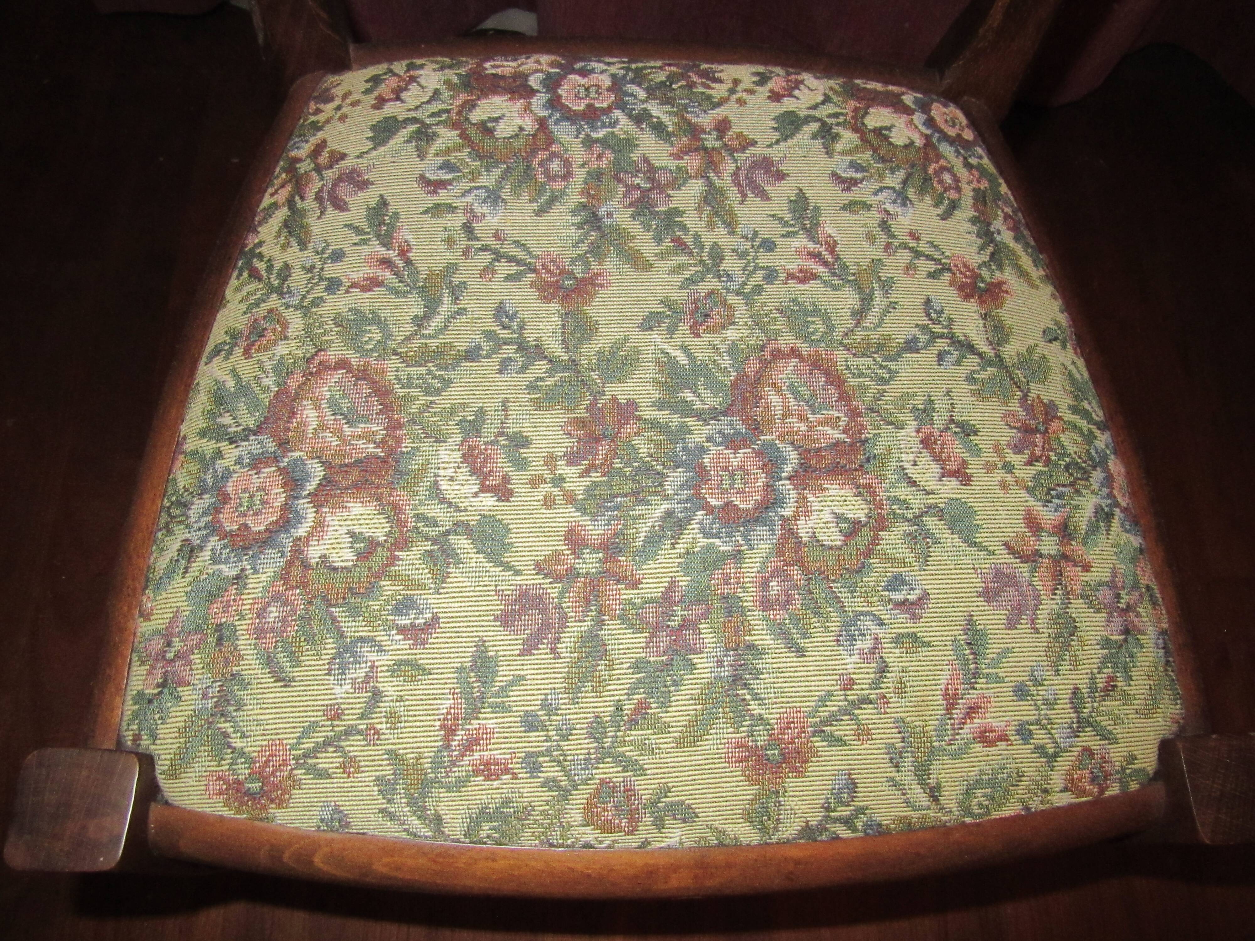 Set of 2 wooden chairs