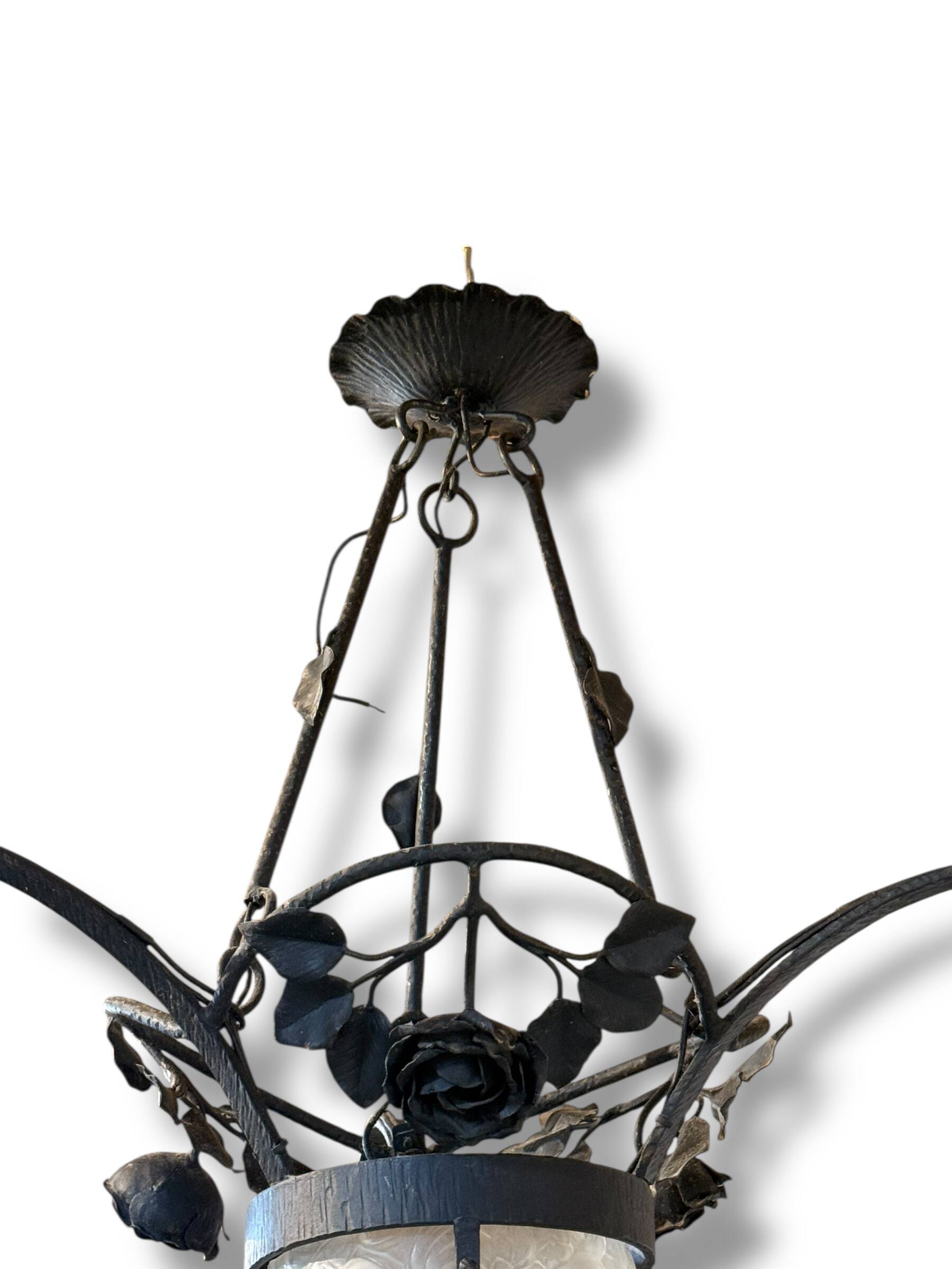 Lustre Art Déco en fer forgé et verre dépoli