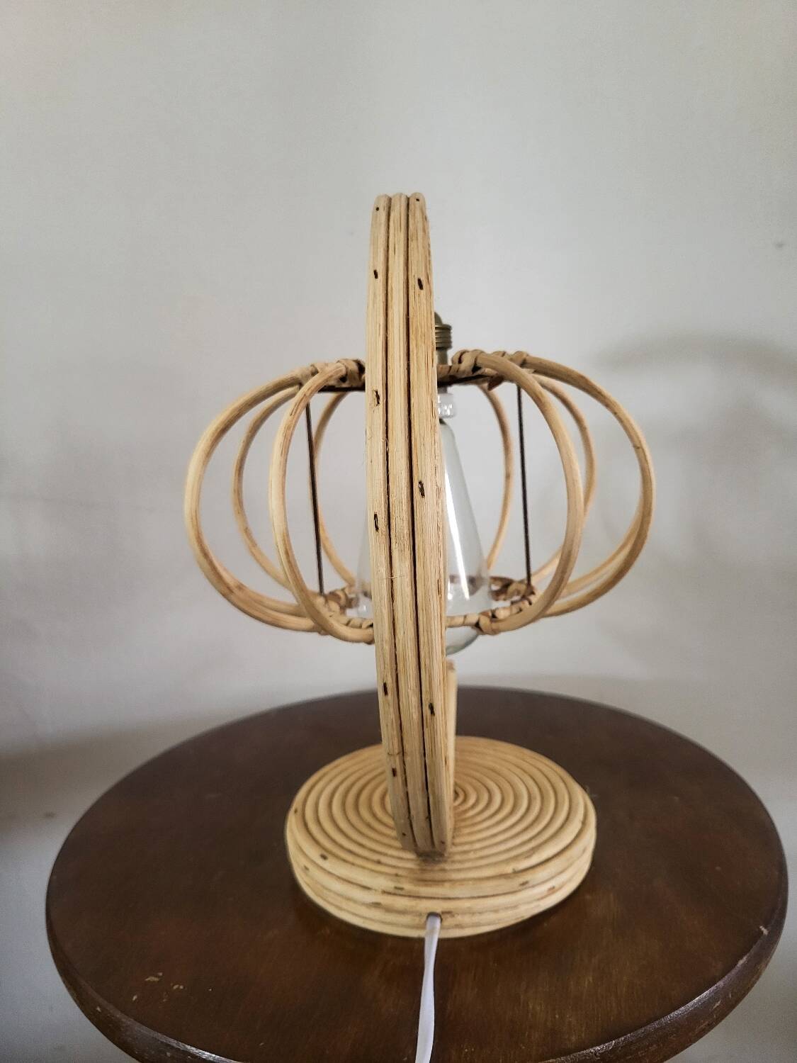 Lampe à poser en rotin formant une lune style Louis Sognot