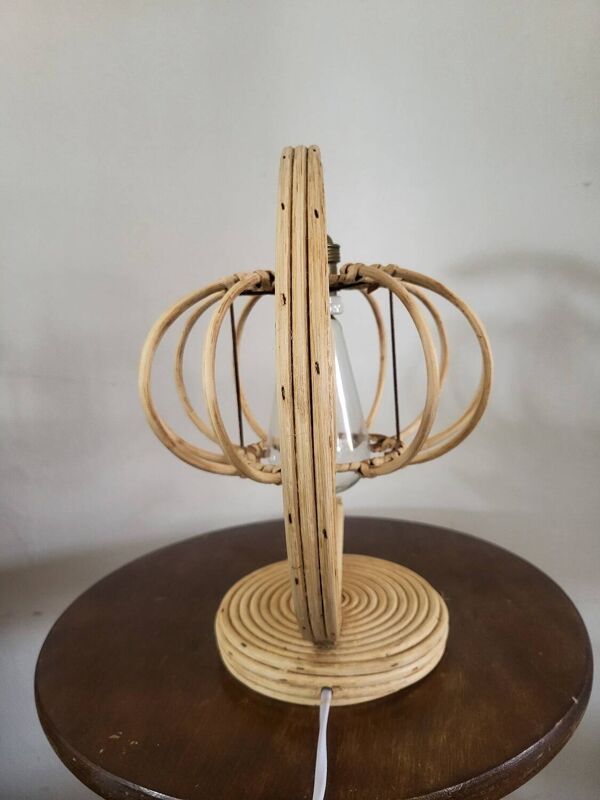 Lampe à poser en rotin formant une lune style Louis Sognot