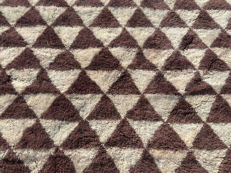 Very large Moroccan Berber rug in cream and burgundy 450x300 cm with a triangular pattern.