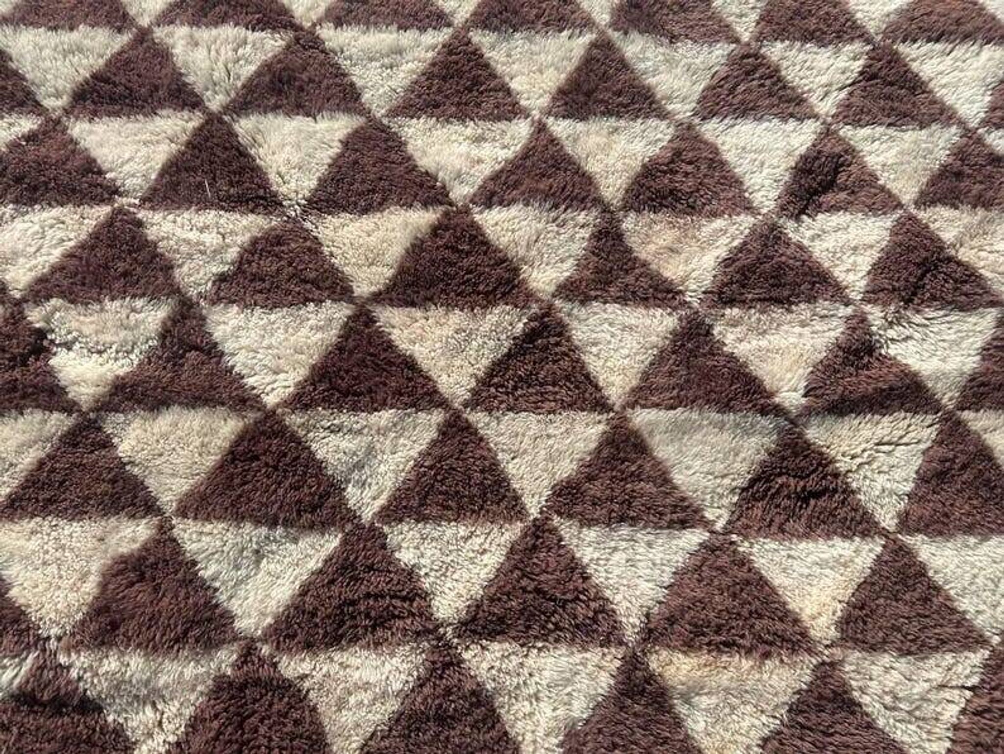 Très grand tapis berbère marocain écru et bordeaux 450x300 cm motif triangl