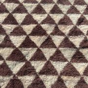 Très grand tapis berbère marocain écru et bordeaux 450x300 cm motif triangl