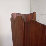 Undulating slatted screen