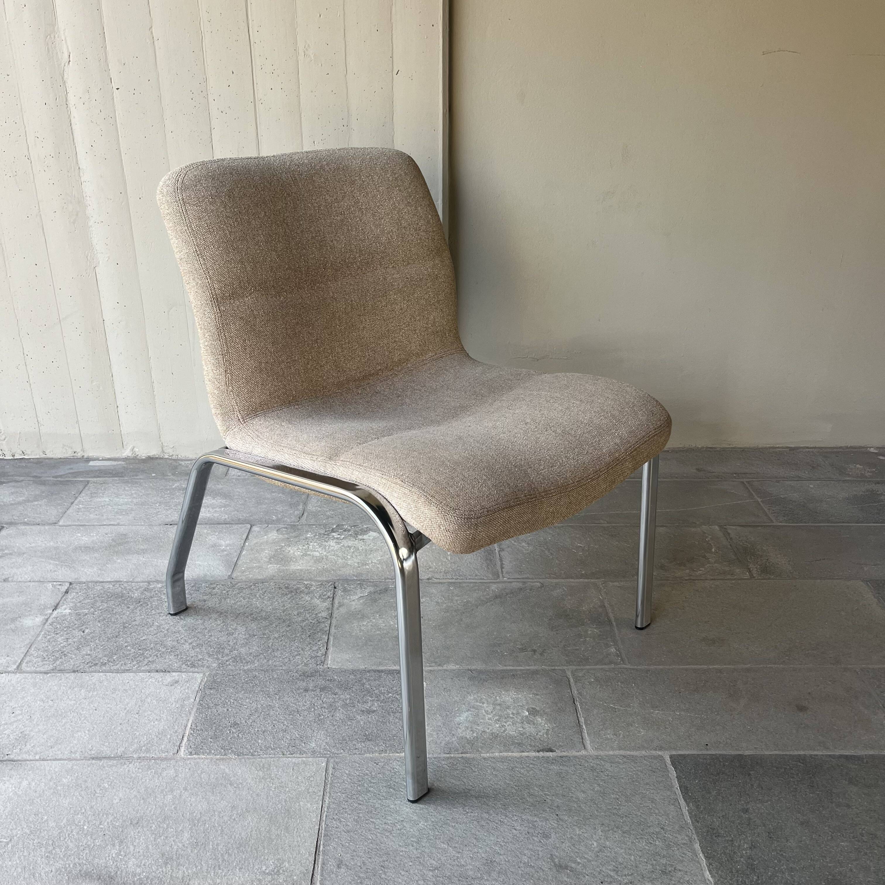 Fauteuil bas vintage chrome et tissu gris/beige