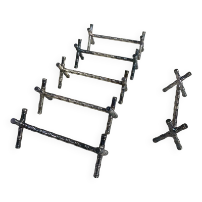 Six porte-couteaux tréteaux, motif bambou, métal argenté