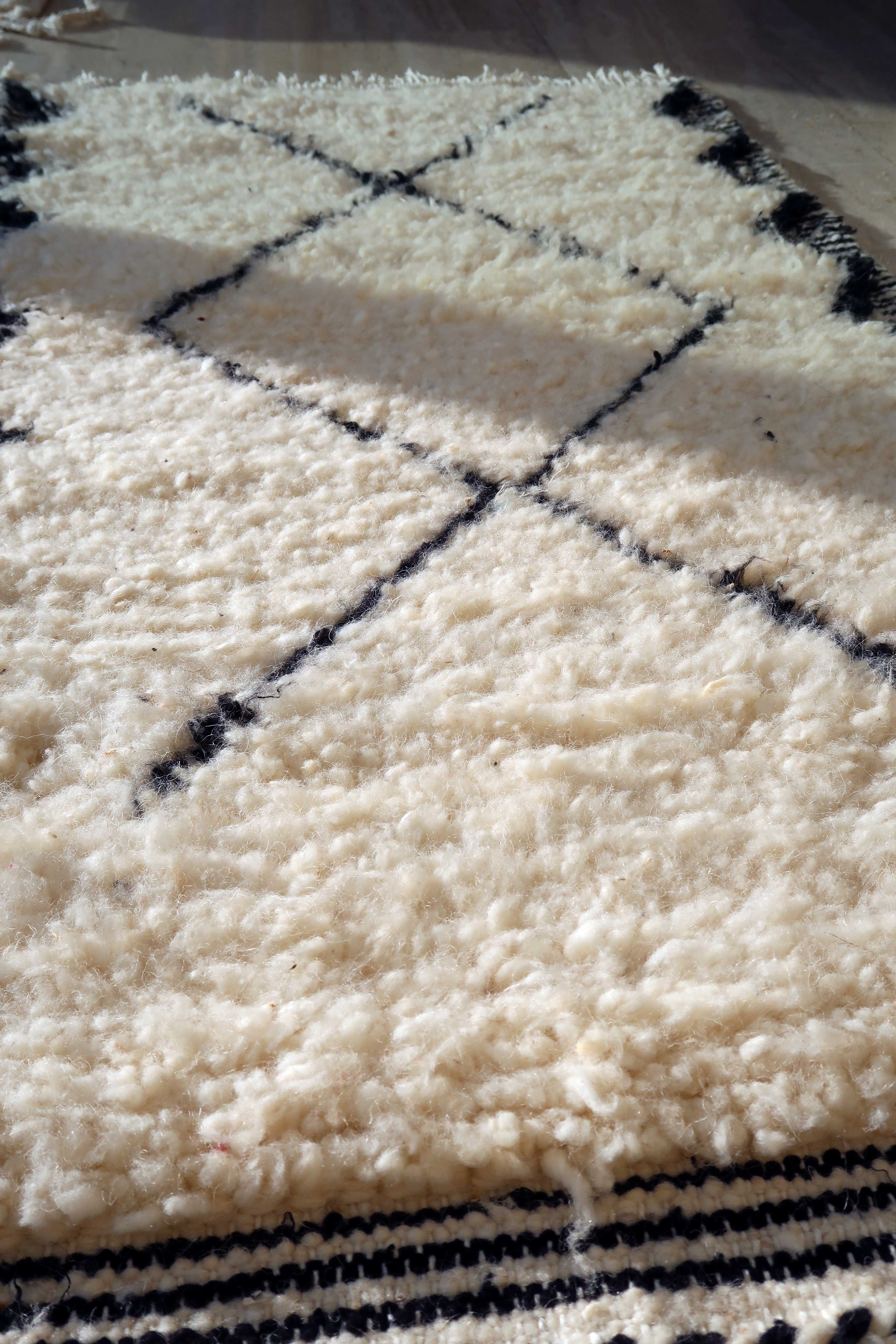 Berber carpet Béni Ouarain black and white with diamonds and braided border