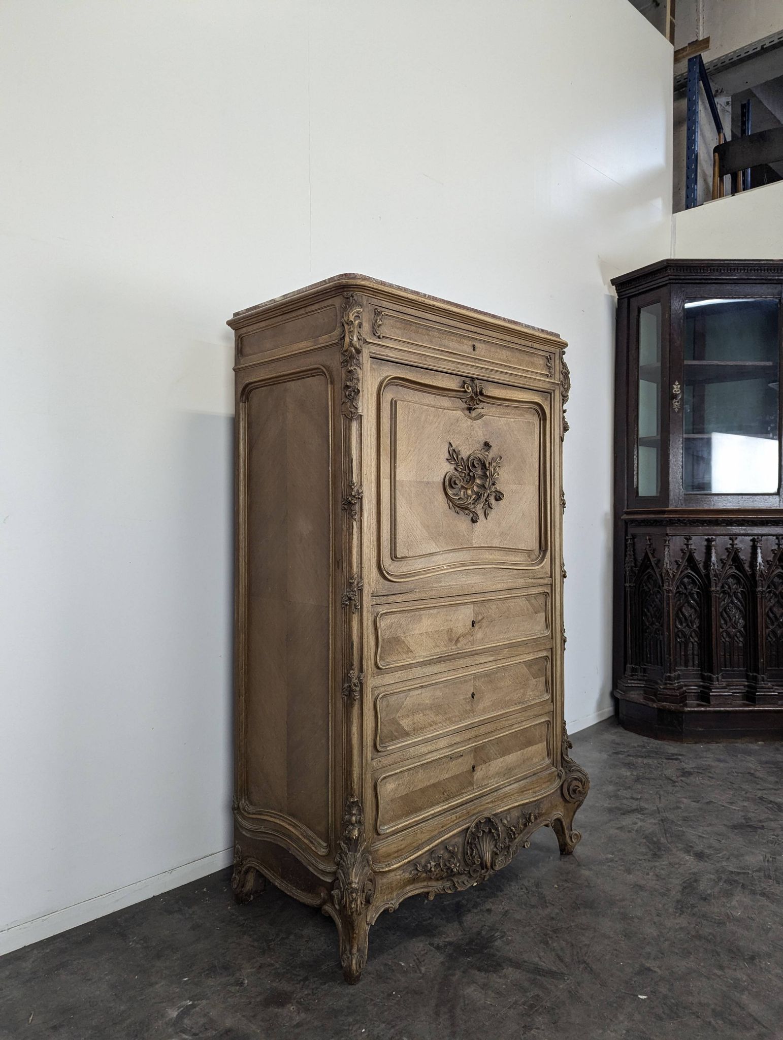 Baroque secretary in Louis XV style made of walnut.