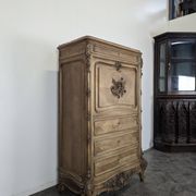 Baroque secretary in Louis XV style made of walnut.