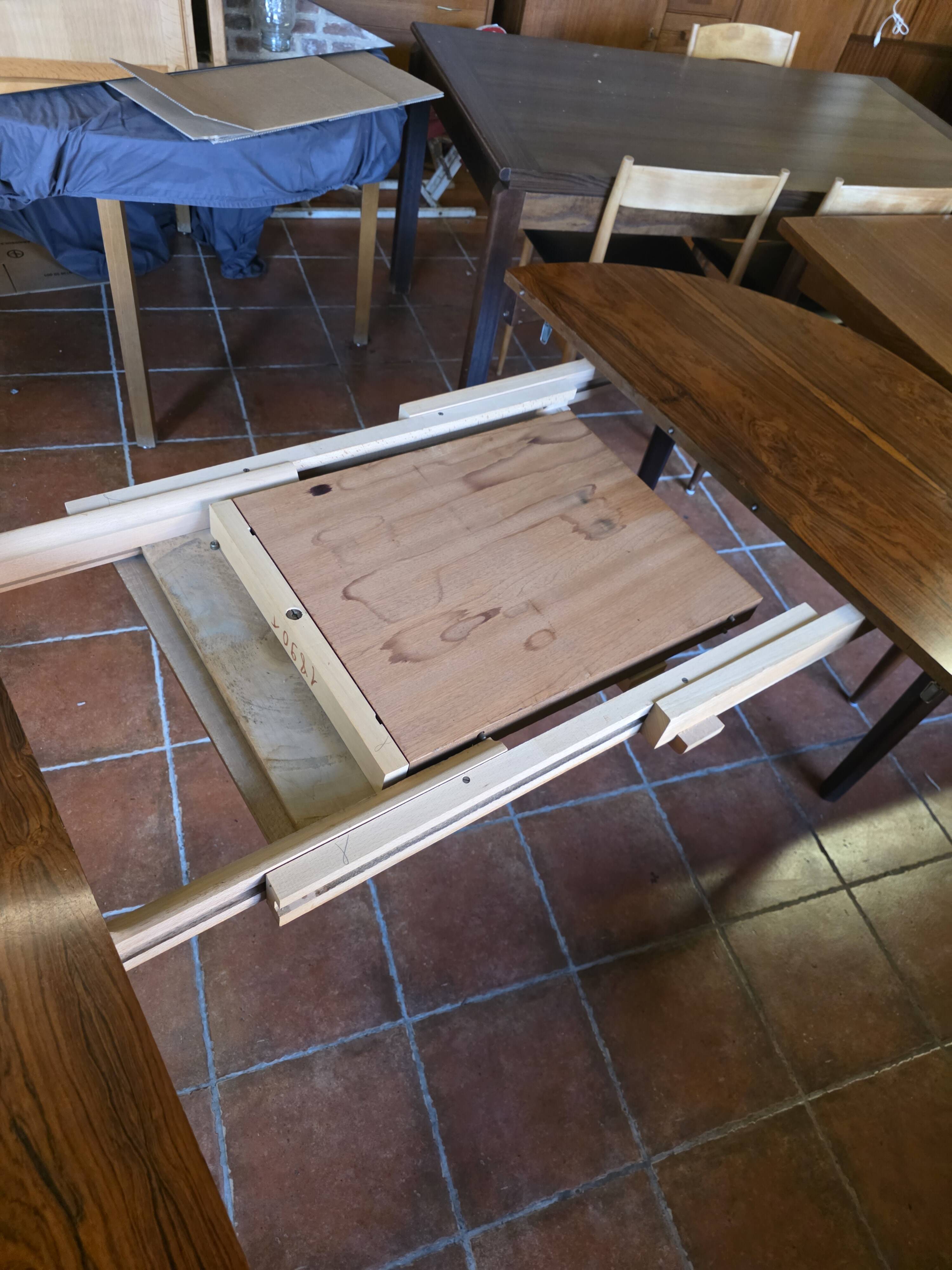 Scandinavian extendable table in rosewood from the 1960s, with 2 extensions.